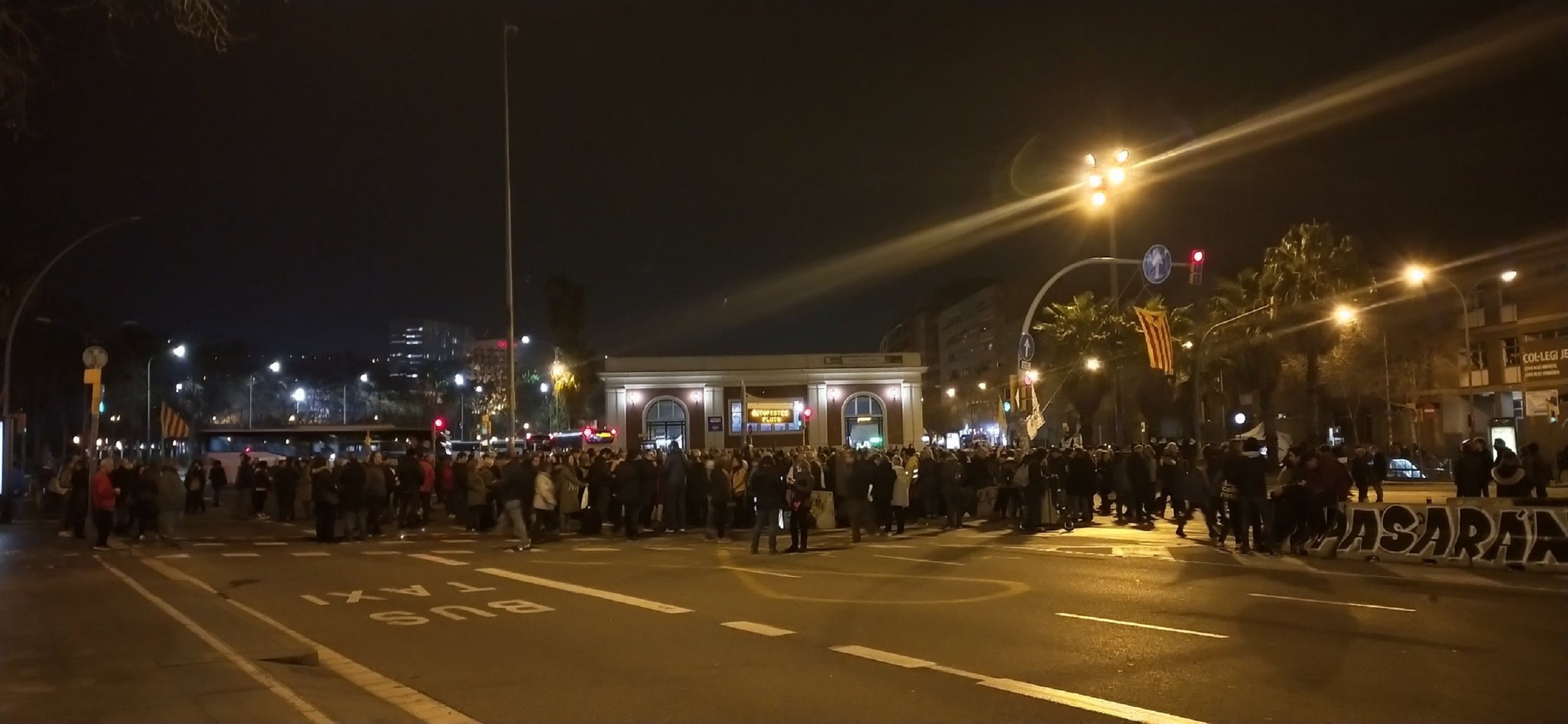 Tall número 130 a la Meridiana amb la presència de Lluís Llach