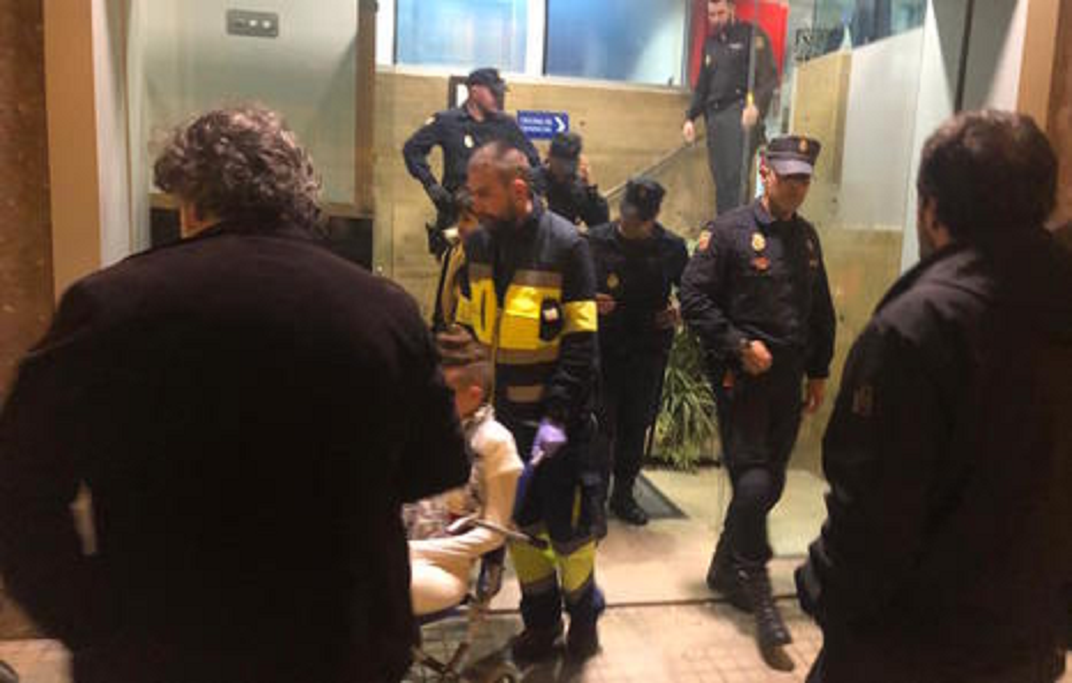 La policia espanyola irromp en una rua i fereix una menor que acaba a l'hospital