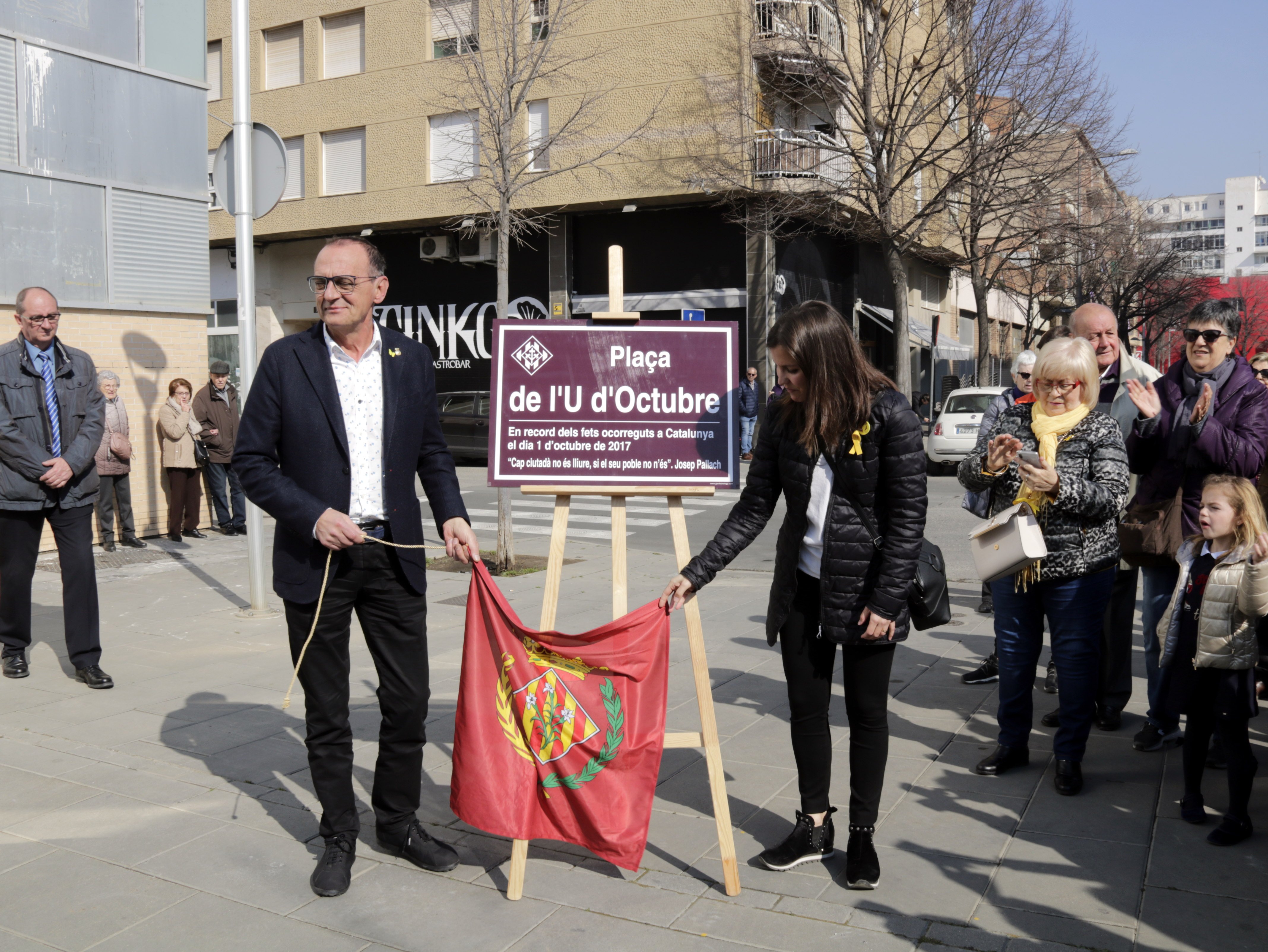 Lleida inaugura la plaza del U d'Octubre