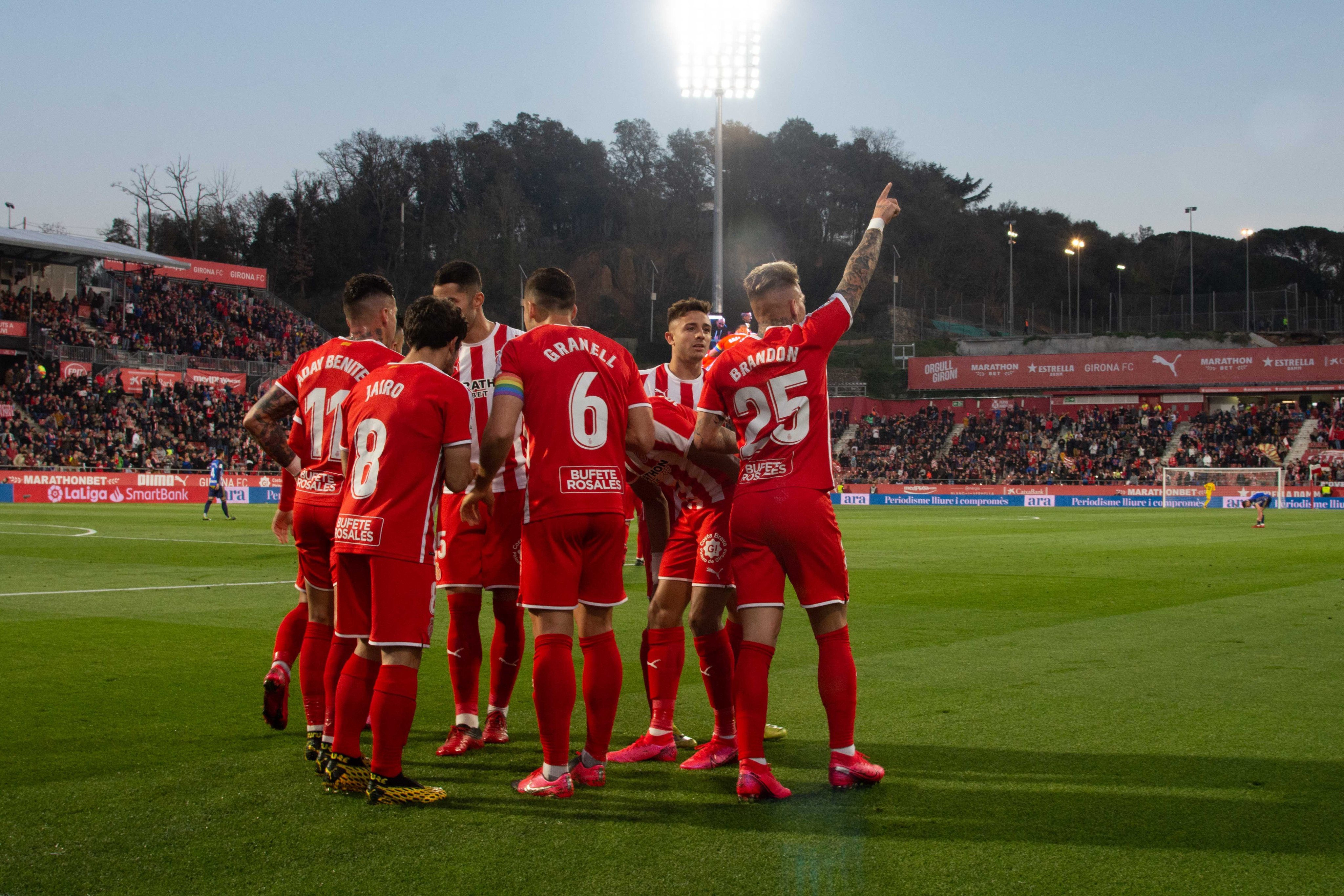 El Girona aprofita els regals de la Ponfe i no renuncia a l'ascens directe (2-0)