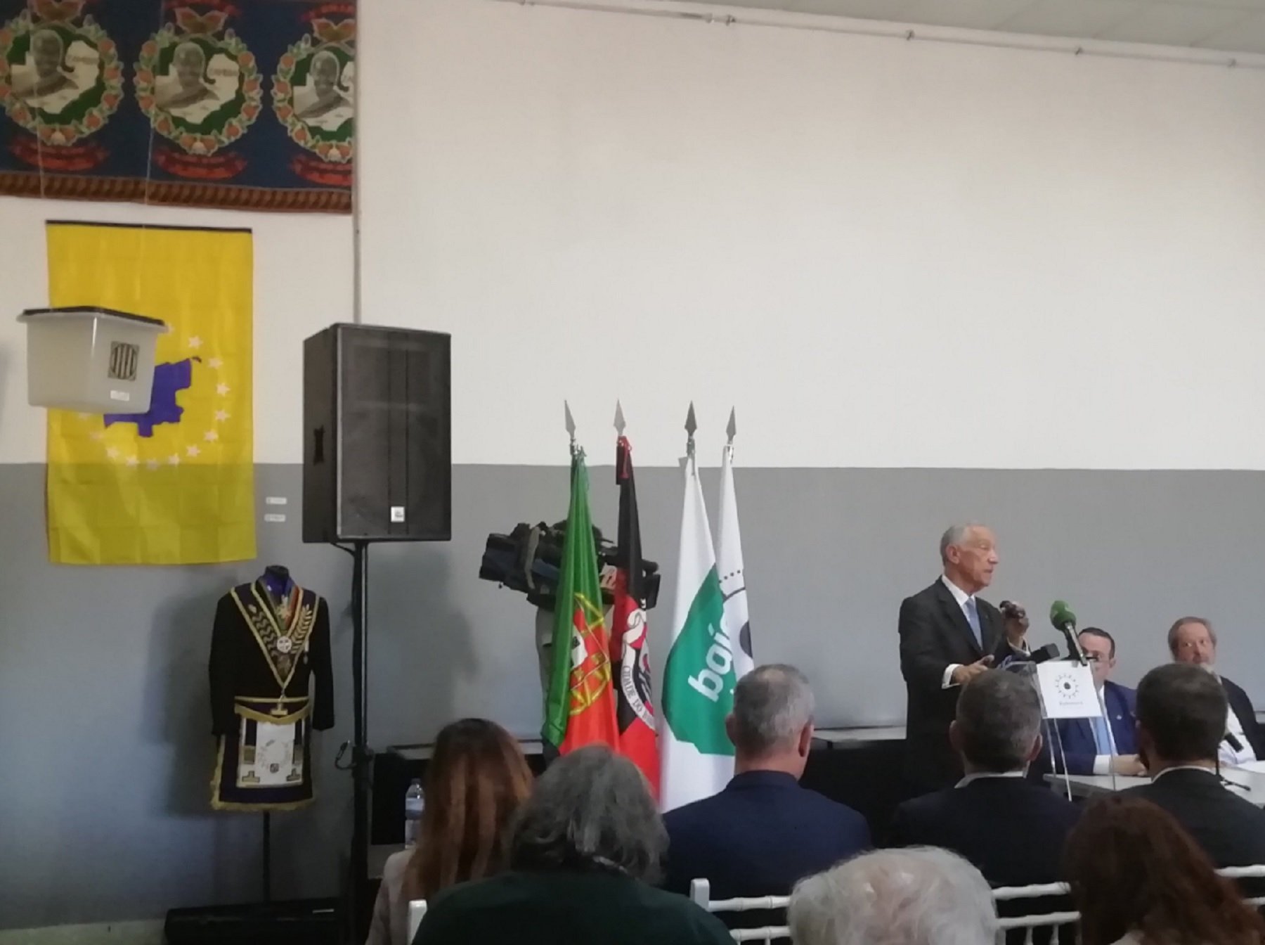 El president de Portugal, al costat d'una urna de l'1-O en un acte oficial