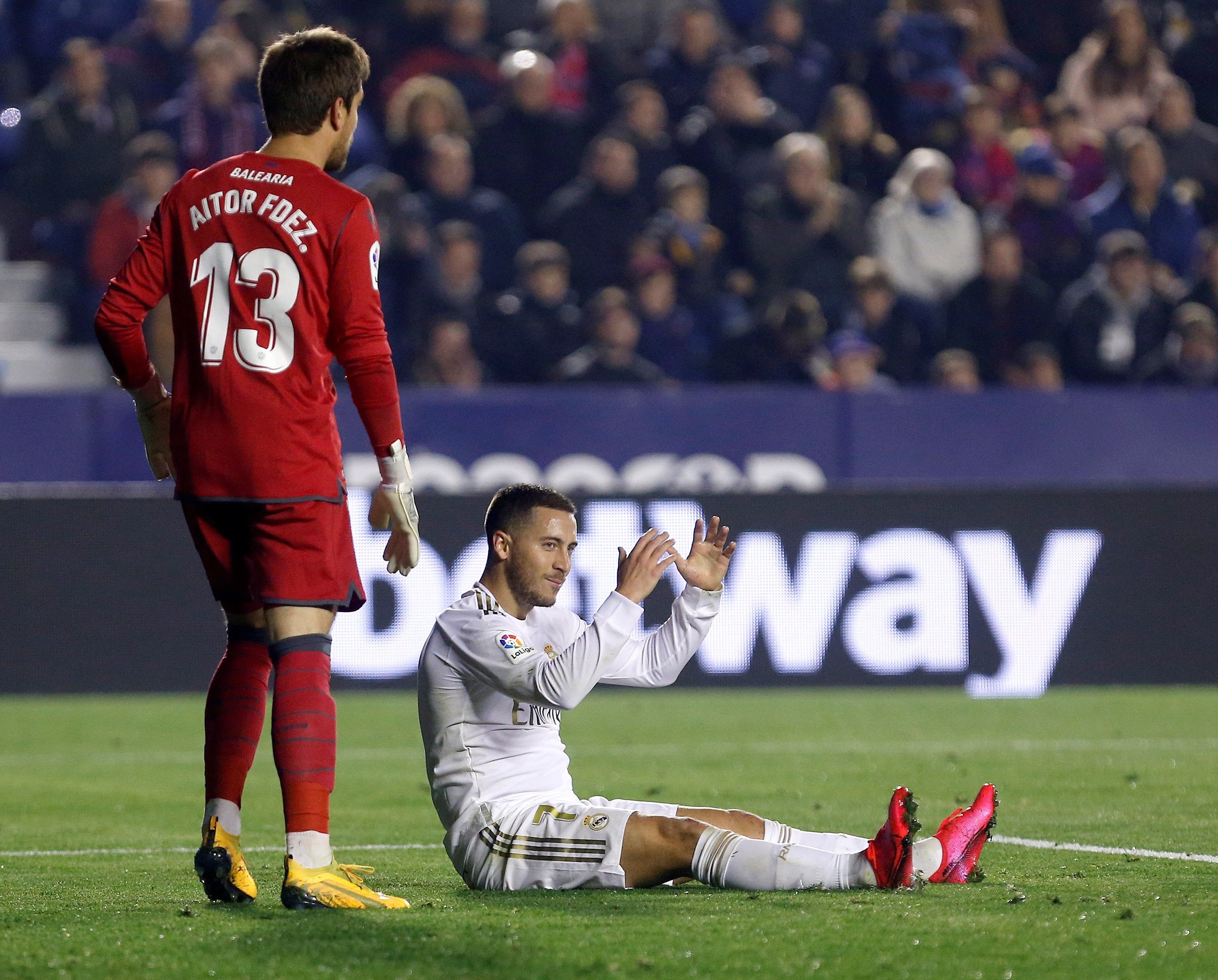 El Madrid regala el liderato al Barça y pierde a Hazard antes del Clásico (1-0)