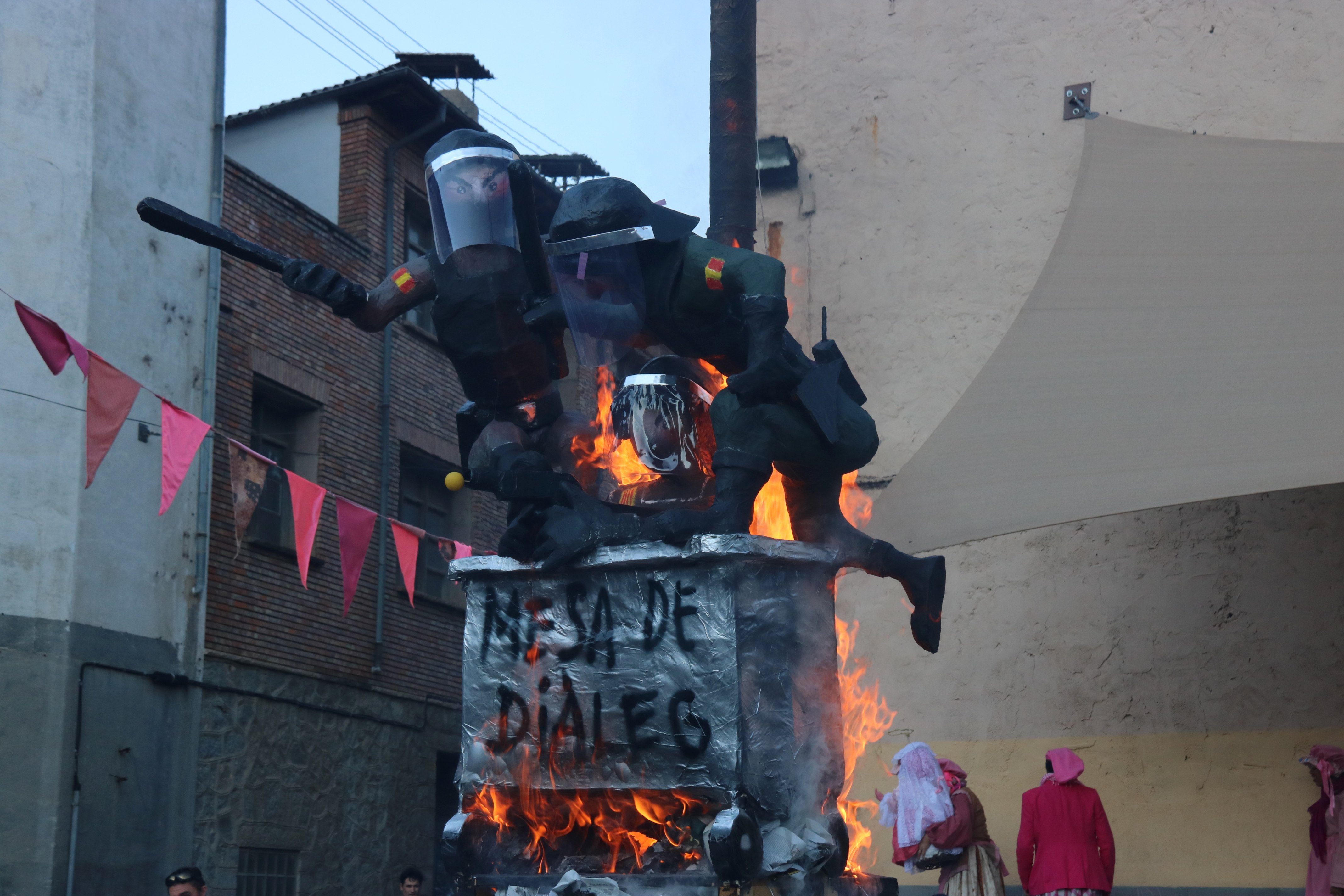 Carnestoltes: cremen la mesa de diàleg i el paracaigudista del fanal