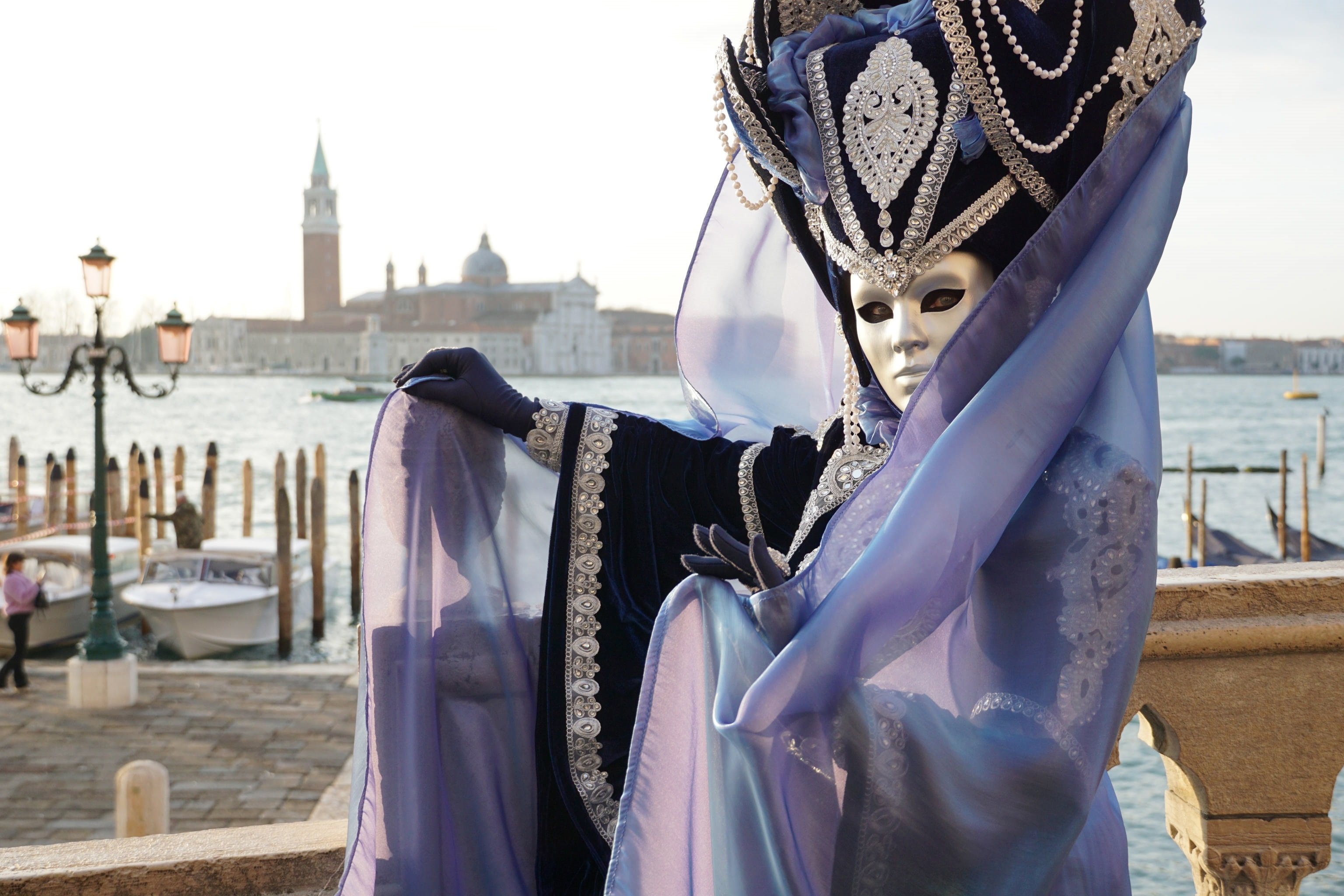 Así caen las máscaras (y mascarillas) en las portadas de Madrid