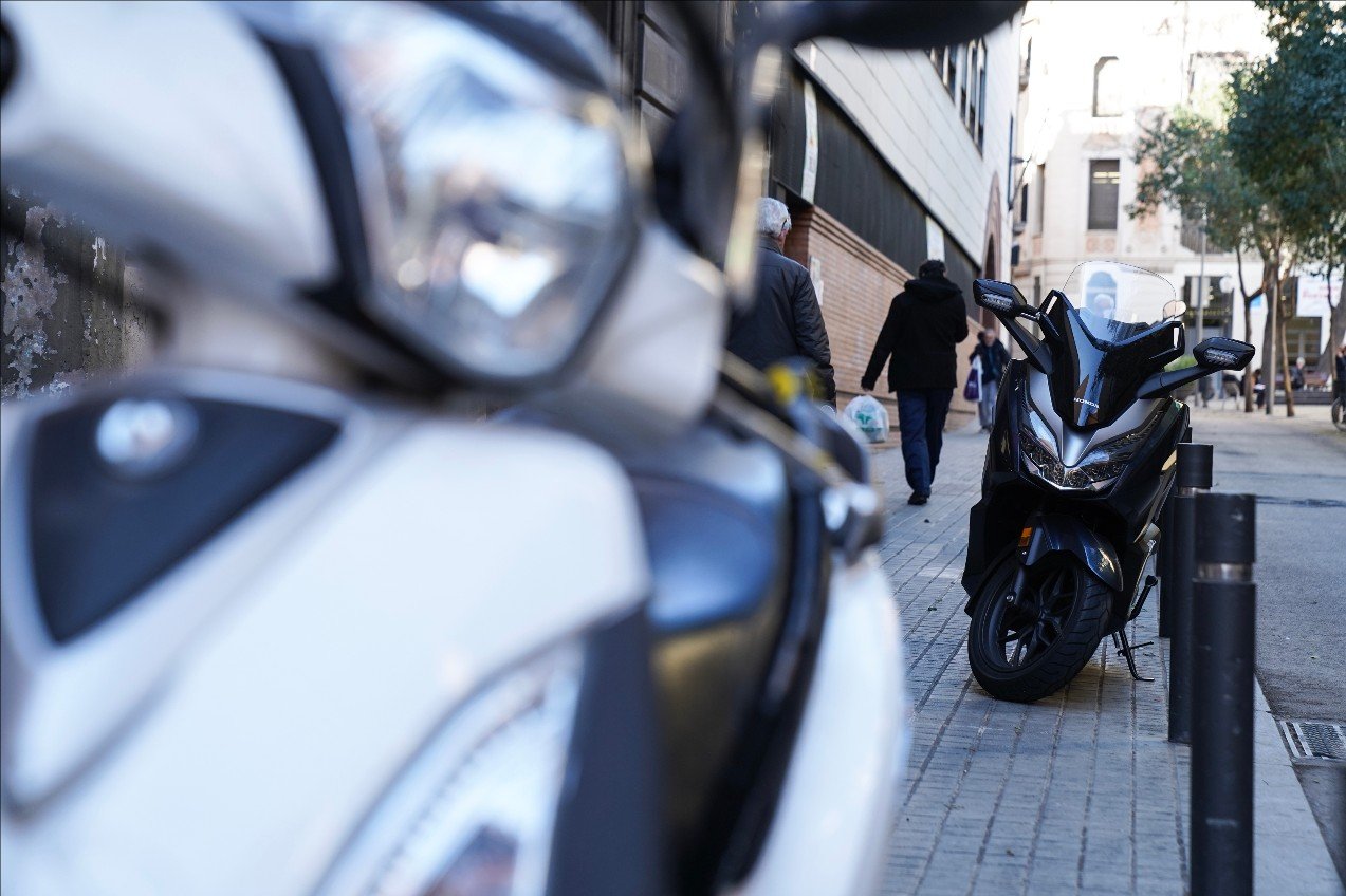 Mà dura de Colau contra els motoristes que aparquin a les voreres des d'avui