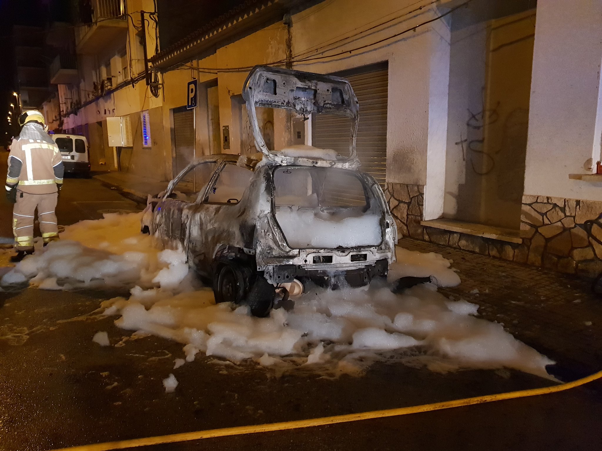 El portavoz de Vox en Salt denuncia a Twitter que le han quemado el coche