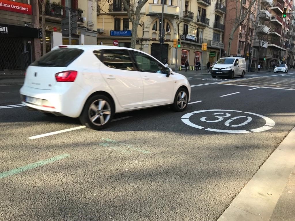 Barcelona convierte las calles Creu Coberta y Sants en zonas de velocidad 30