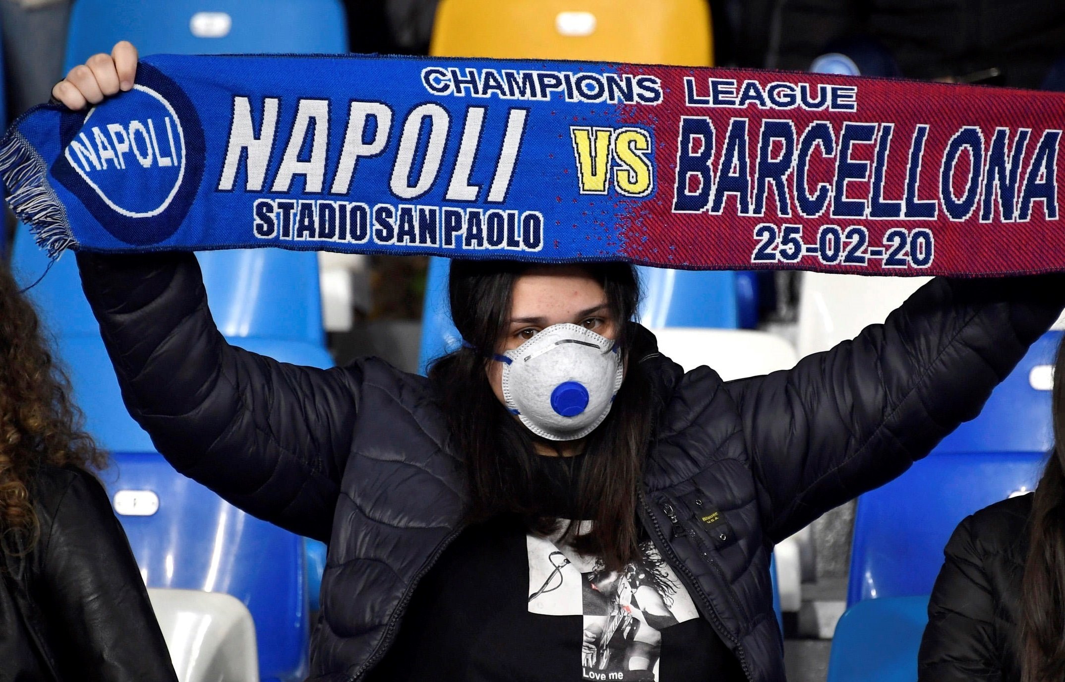 Máscaras para prevenir el coronavirus durante el Nápoles-Barça
