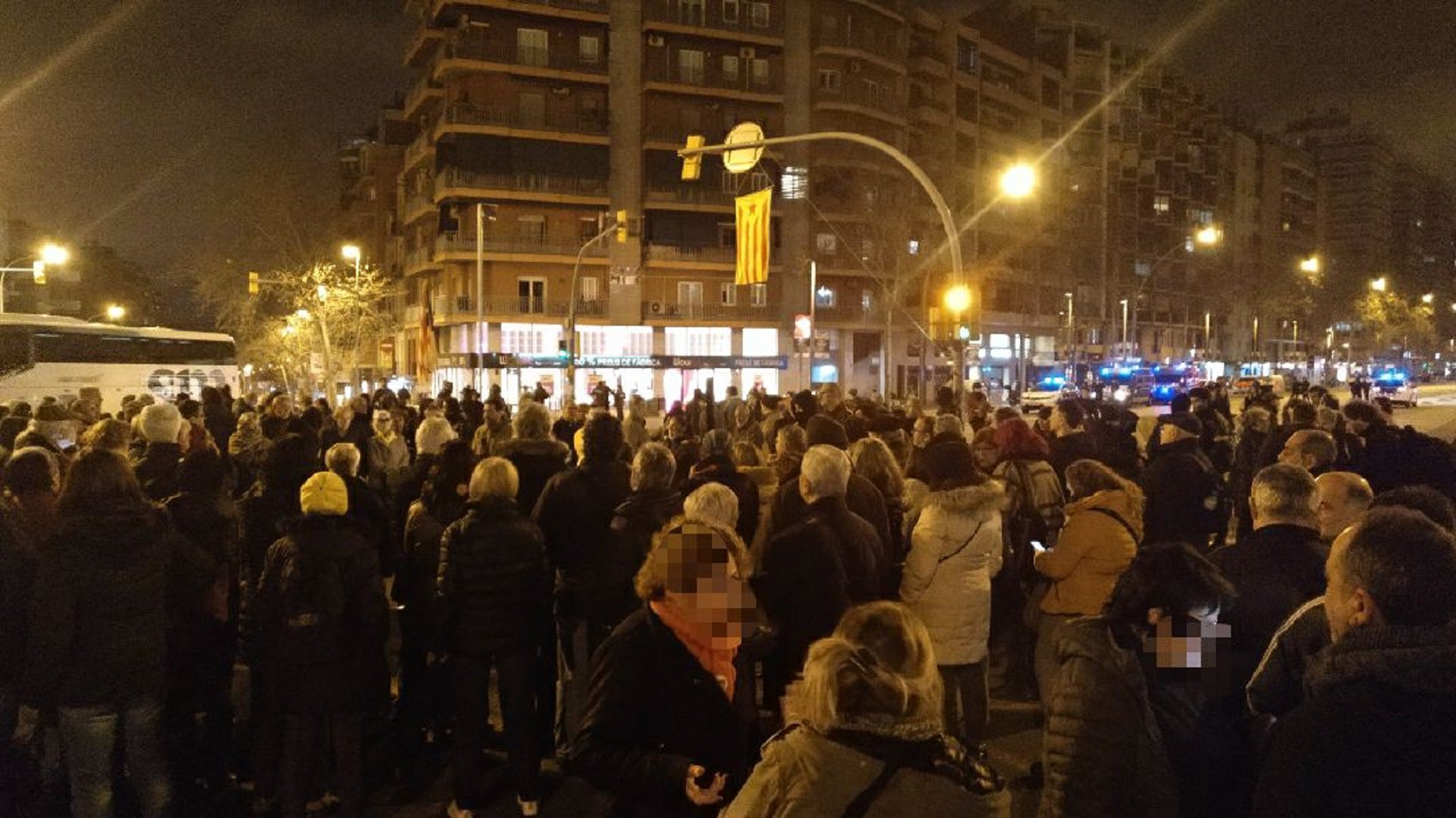 Tallen l'avinguda Meridiana per 135a nit consecutiva malgrat les agressions