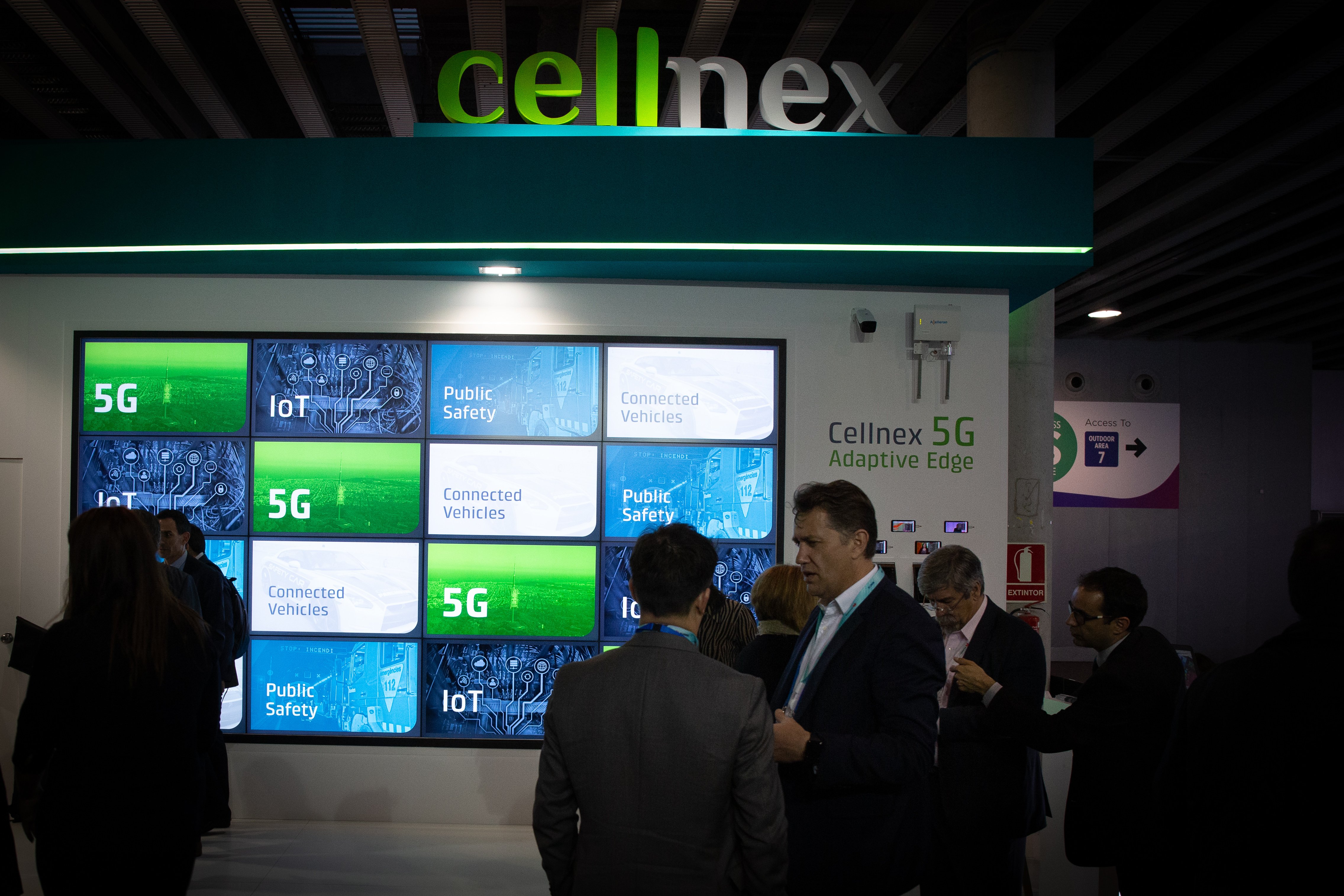 Estand de 'Cellnex' promocionanado la tecnología 5G en el recinto ferial del Mobile World Congress de Barcelona. Foto: Europa Press