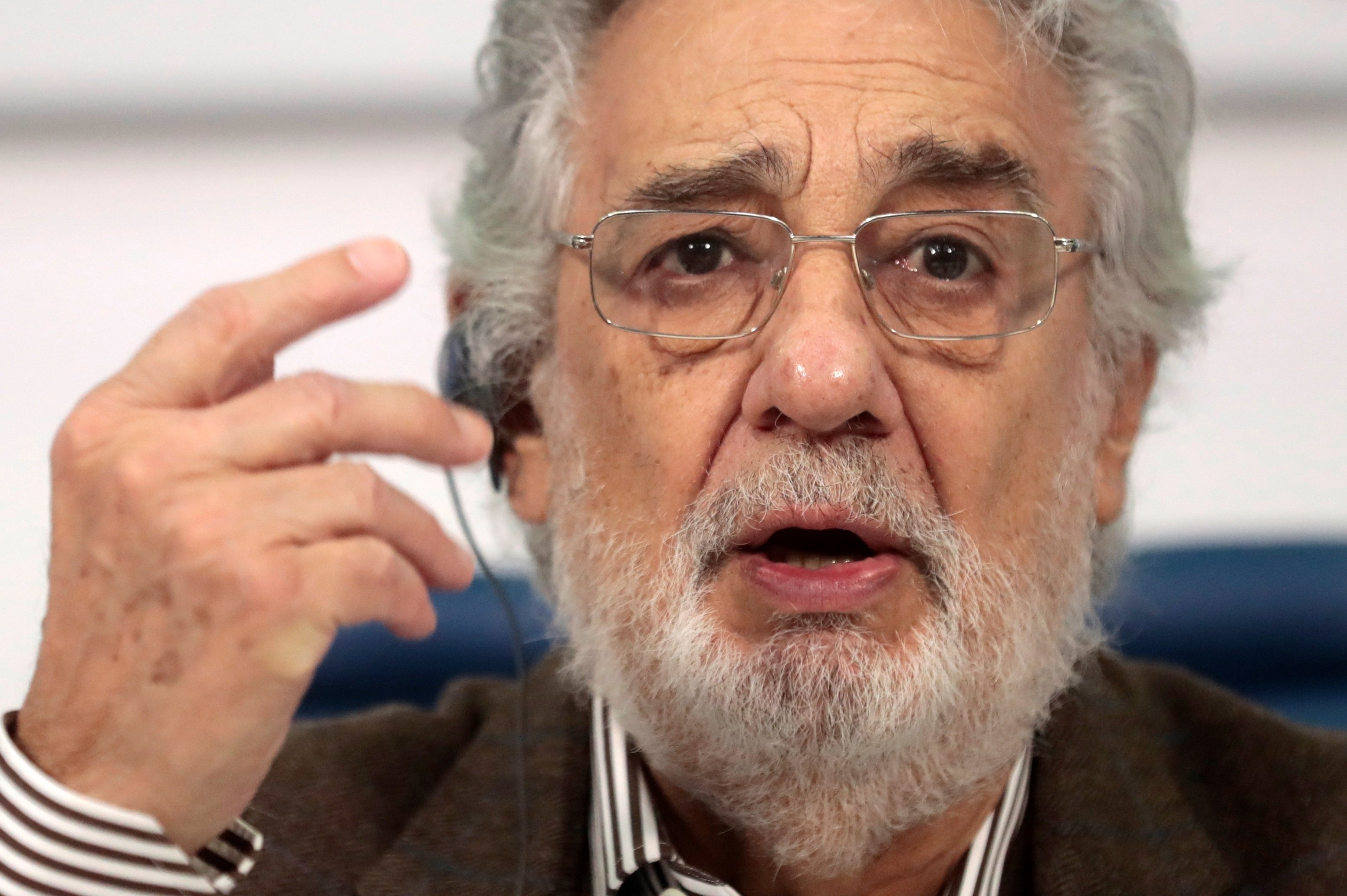 Informe Plácido Domingo: amenaces, tocaments i petons a la boca