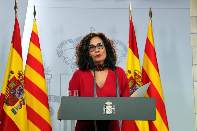 Ministra Maria Jesus Montero rueda de prensa mesa|tabla dialeg - ACN