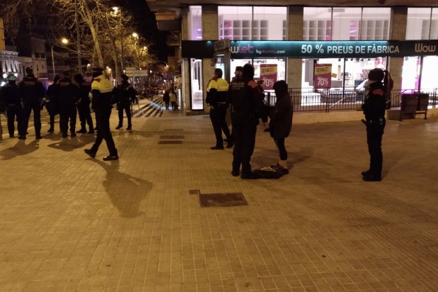 mossos identificant manifestants meridiana - meridiana resisteix