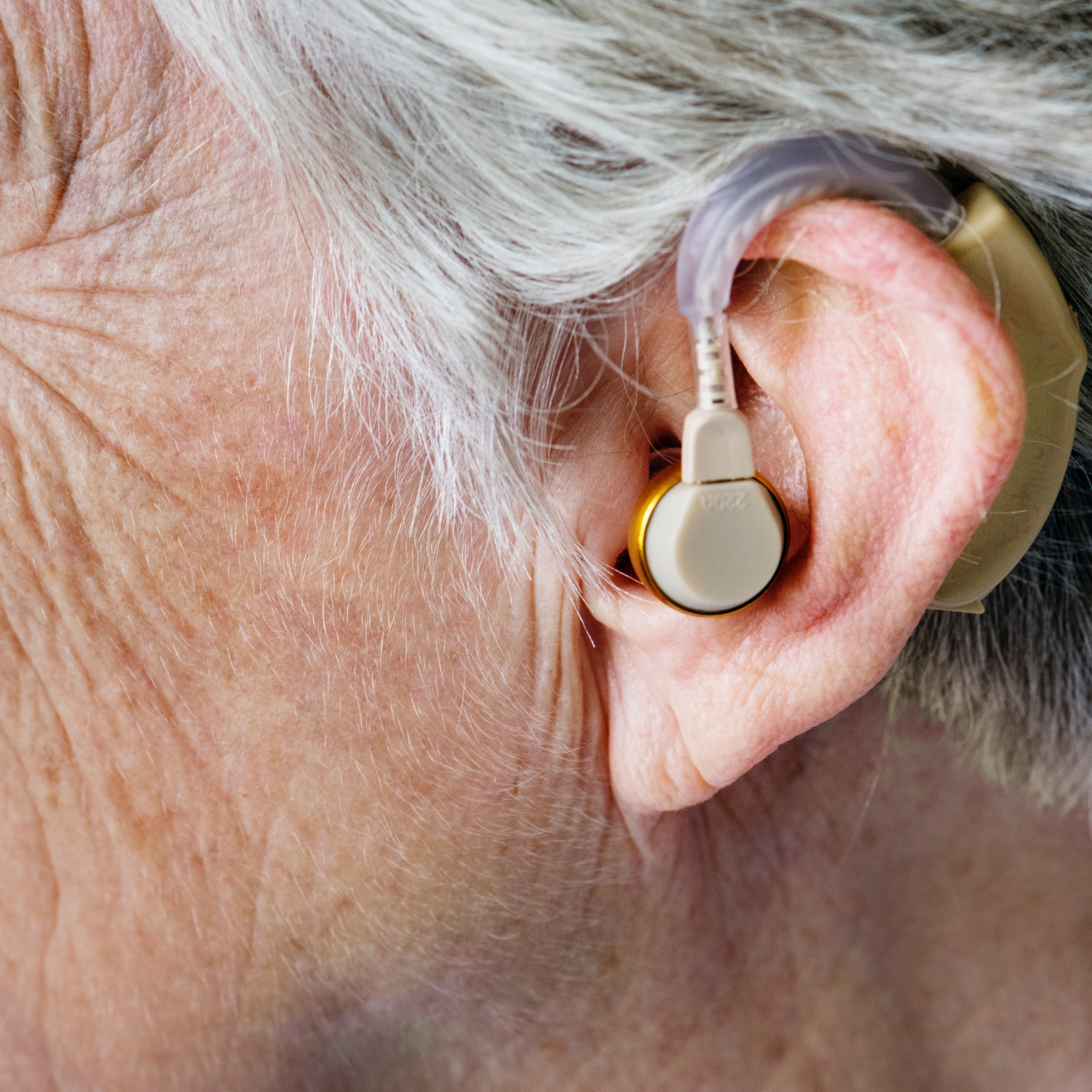 Descubren que los audífonos pueden retrasar el deterioro cognitivo