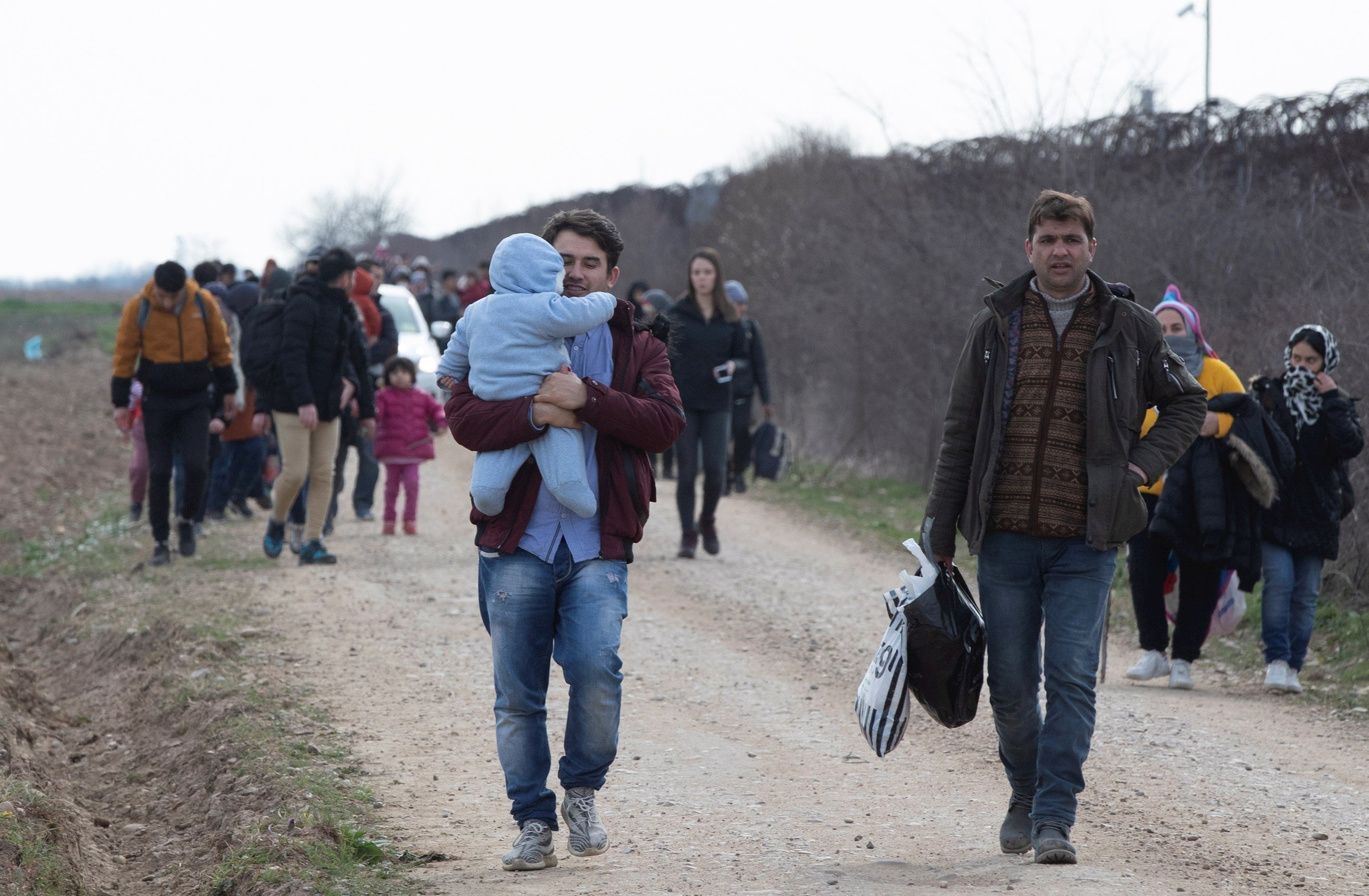 Centenars de refugiats sirians viatgen a la frontera grega esperant passar