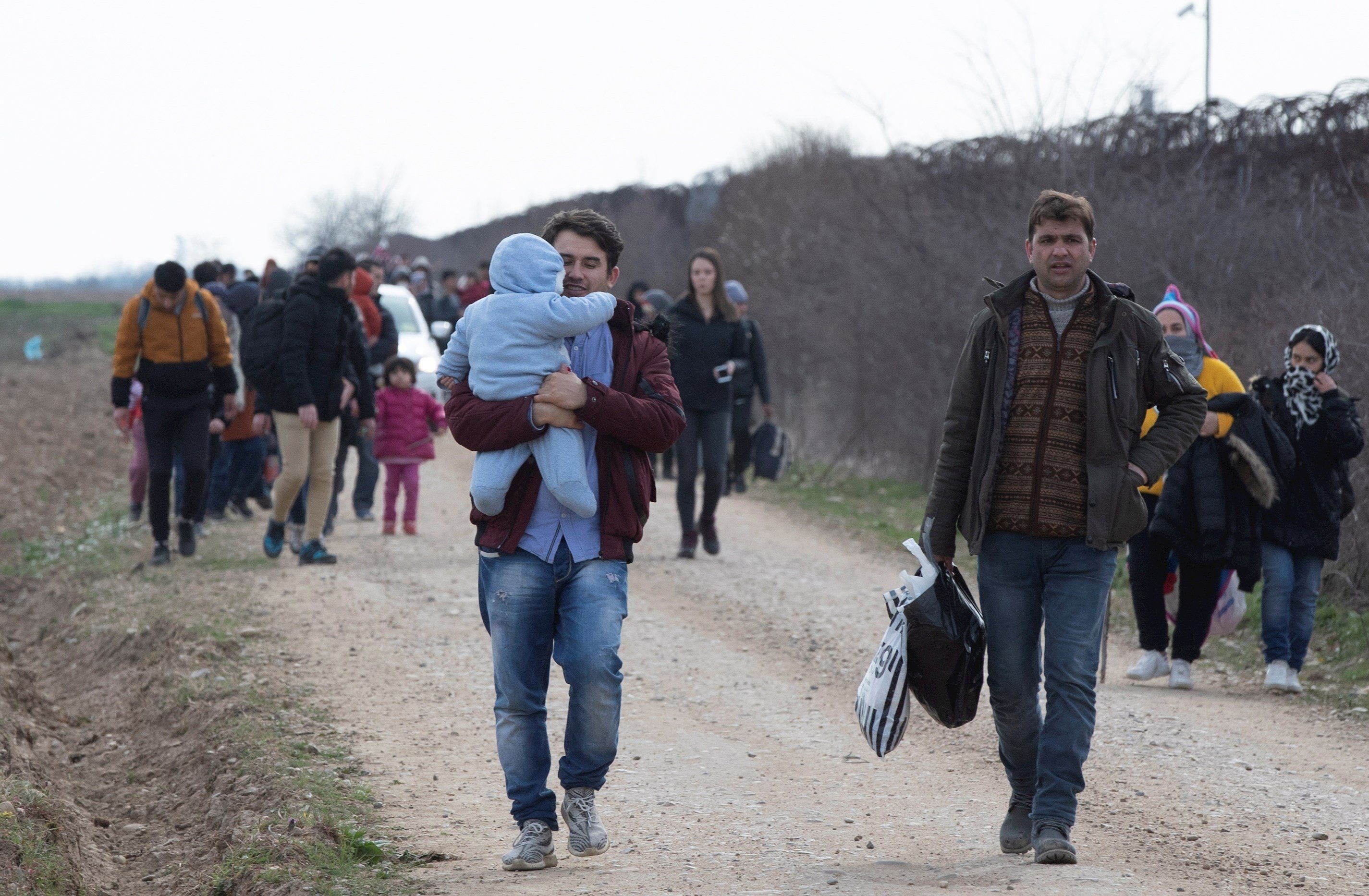 Cientos de refugiados sirios viajan a la frontera griega esperando pasar