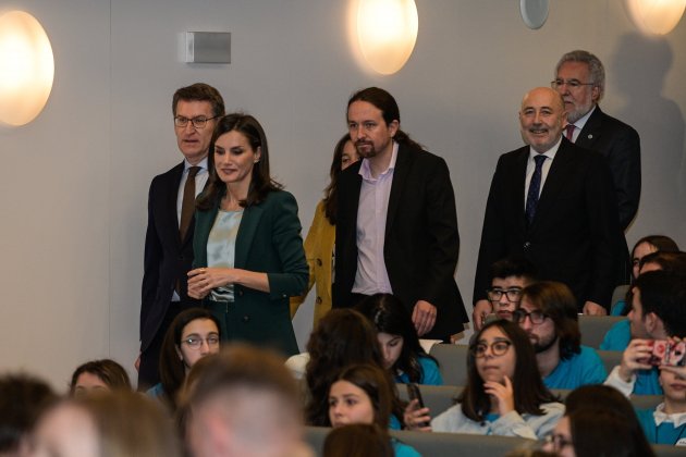 EuropaPress 2679411 La Reina Letizia (centro) a su llegada al acto de proclamación del ganador del 'Premio Fundación Princesa de Girona 2020' en la categoría de 'Social' junto al presidente de la Xunta Albe