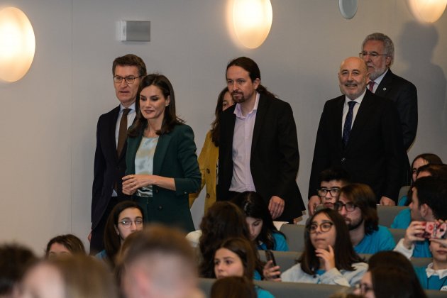 EuropaPress 2679411 La Reina Letizia (centro) en su legada al acto de proclamación del ganador del 'Premio Fundación Princesa de Girona 2020' en la categoría de 'Social' junto en el presidente de la Xunta Albe