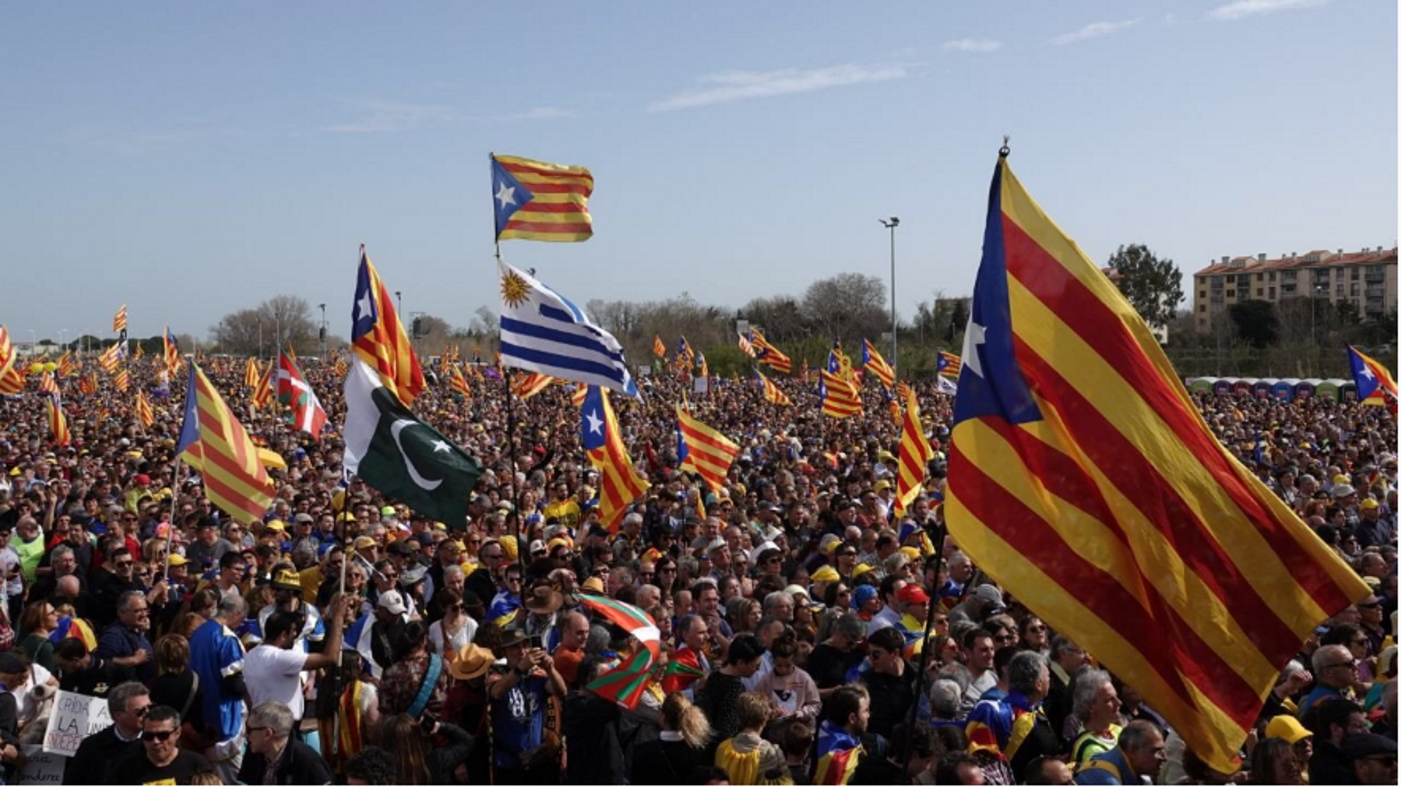 Riadas de catalanes inundan el Parque de las Exposiciones de Perpinyà