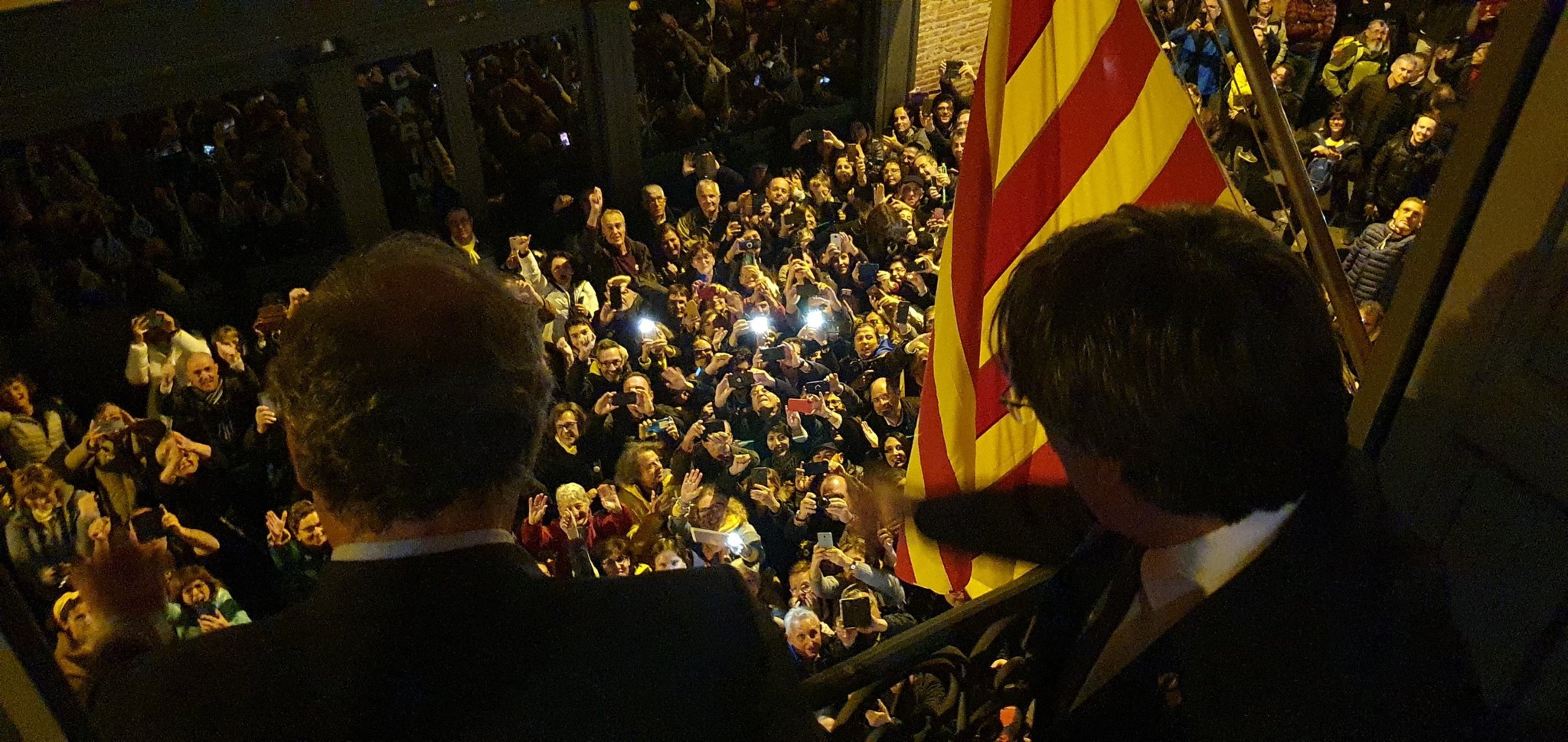 VIDEO | La gent obliga Puigdemont i Torra a sortir al balcó