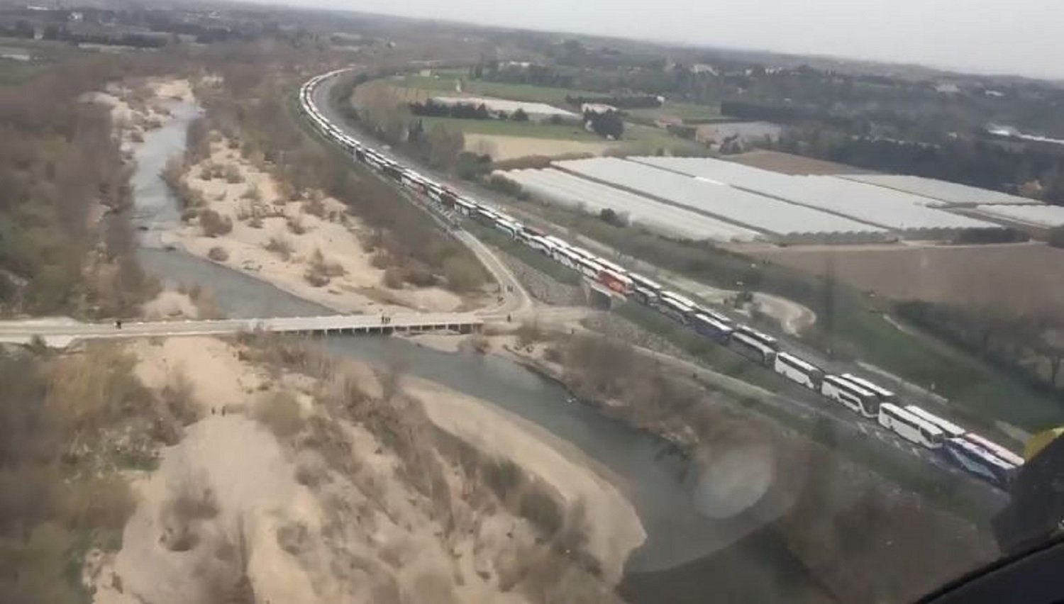 VÍDEO | La espectacular riada de buses 'indepes' que colapsaron Perpinyà