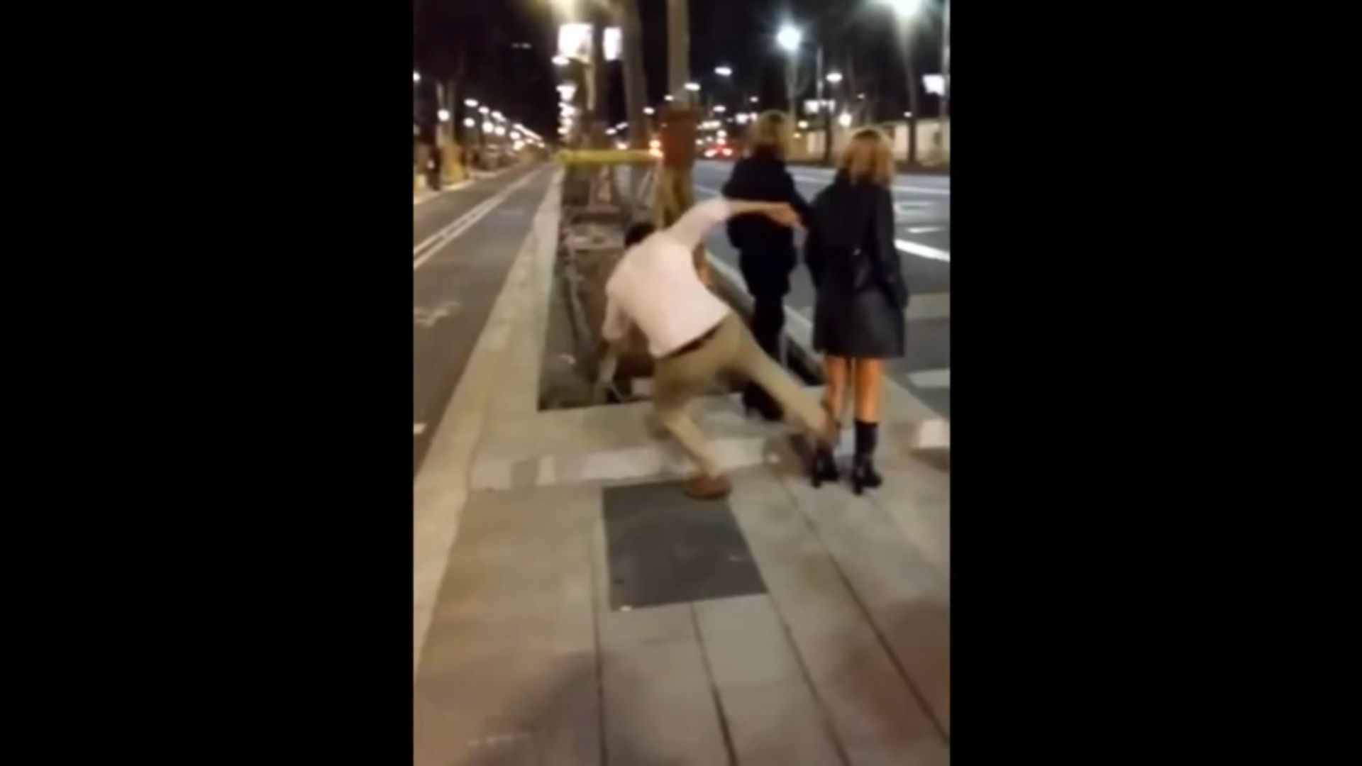 El chico que golpeó a una joven en la Diagonal paga 60.000 euros