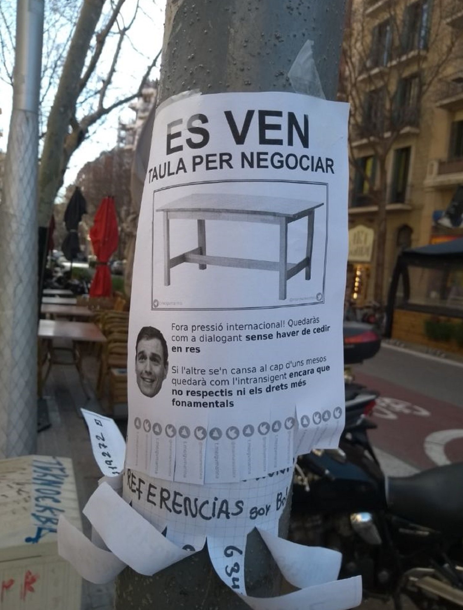 Apareixen cartells per 'vendre' la taula de negociació, a la Monumental