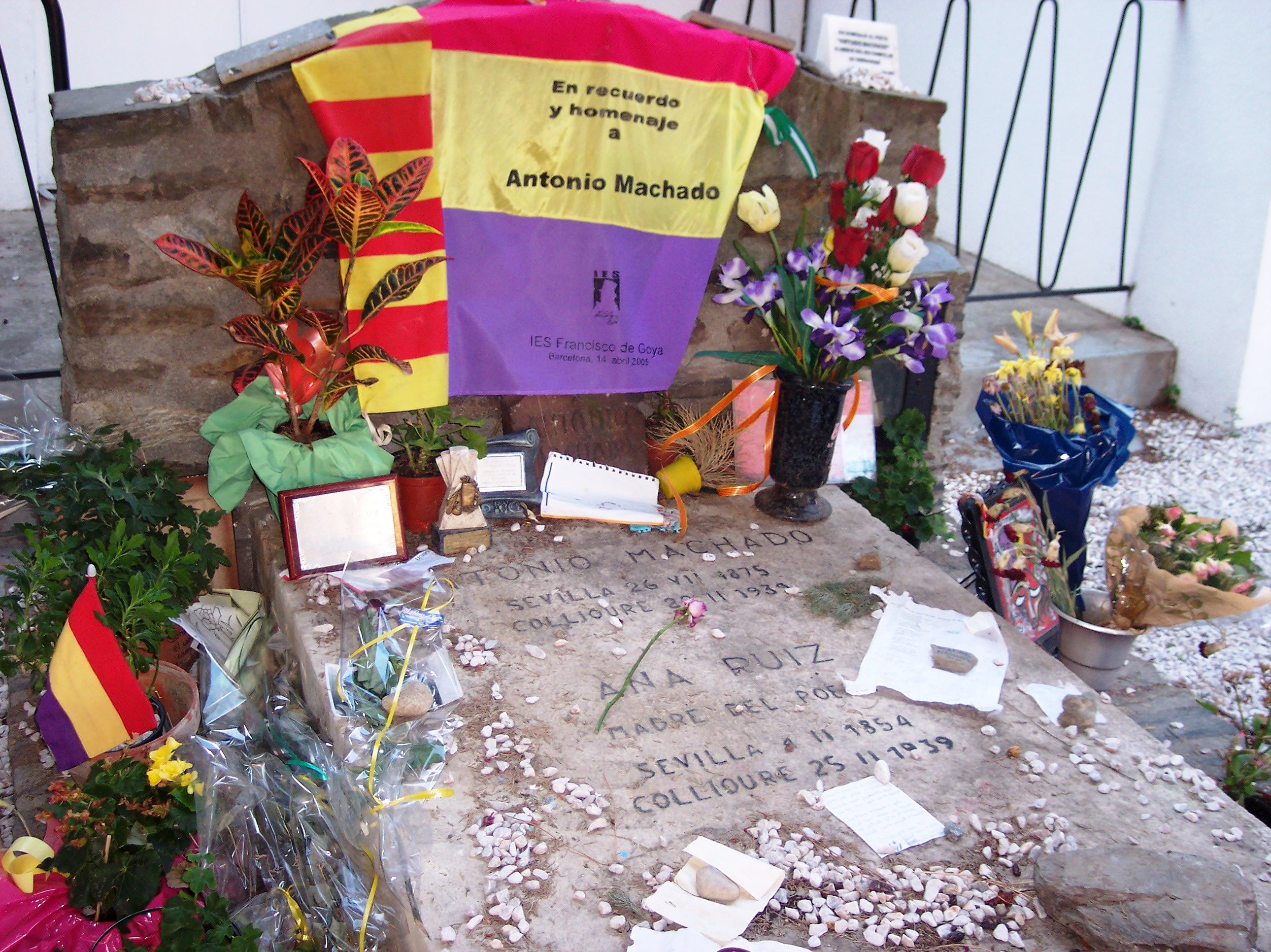 Un grup espanyolista barra l'homenatge de Puigdemont a Machado