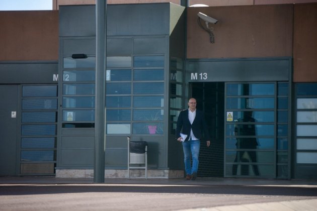 Romeva surt de la presó treballa foto Marc Puig