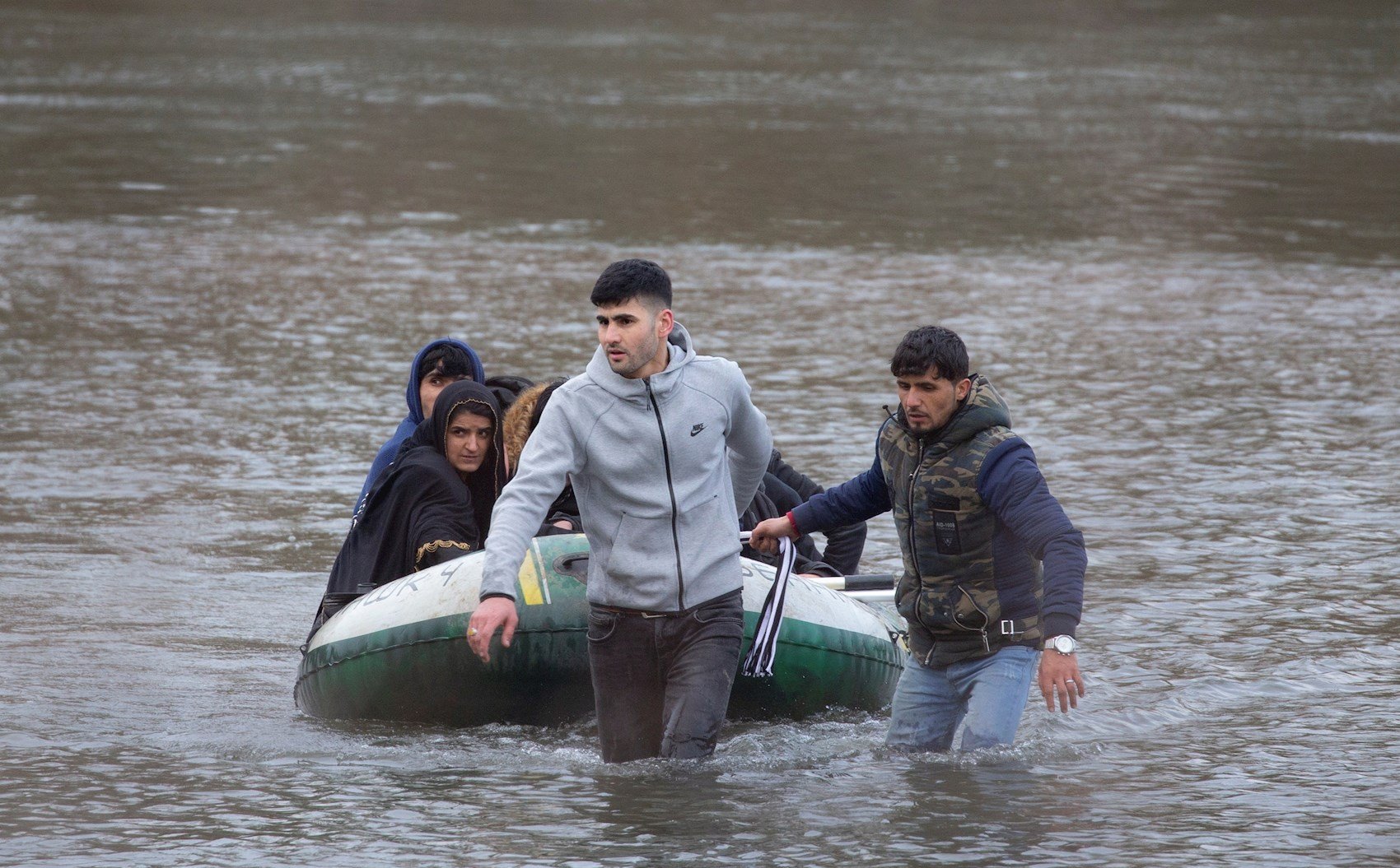 Mor un nen en bolcar una barca amb refugiats davant de l'illa grega de Lesbos