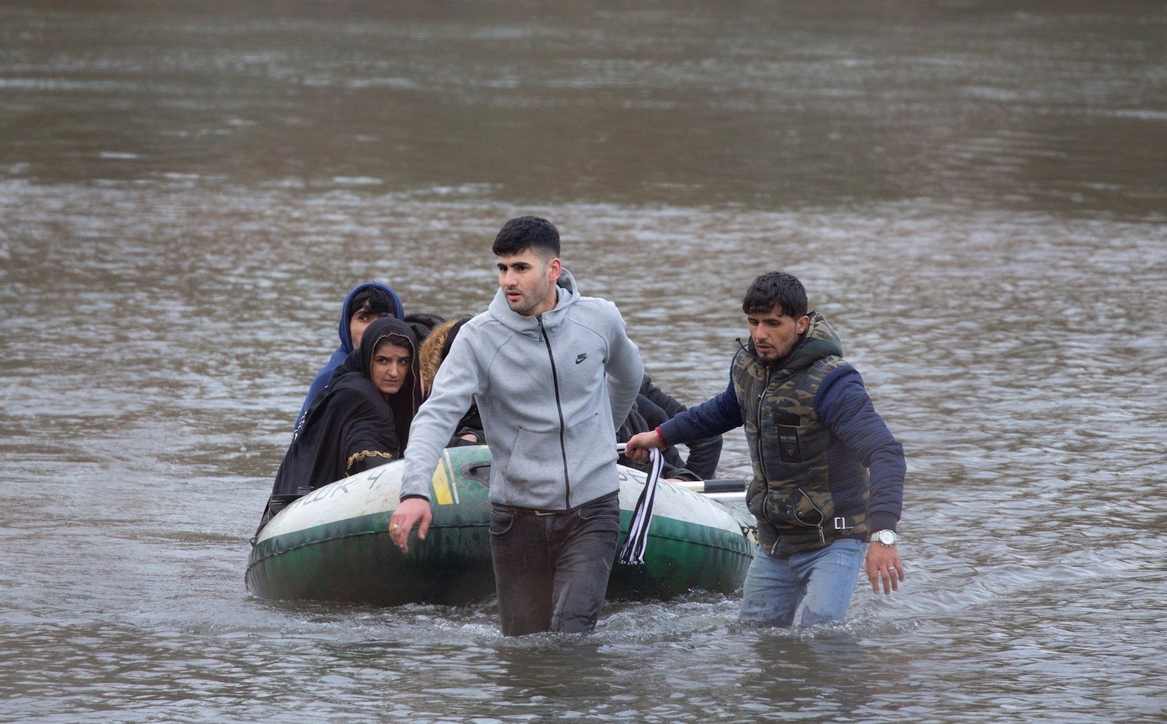 Muere un niño al volcar una barca con refugiados ante la isla griega de Lesbos