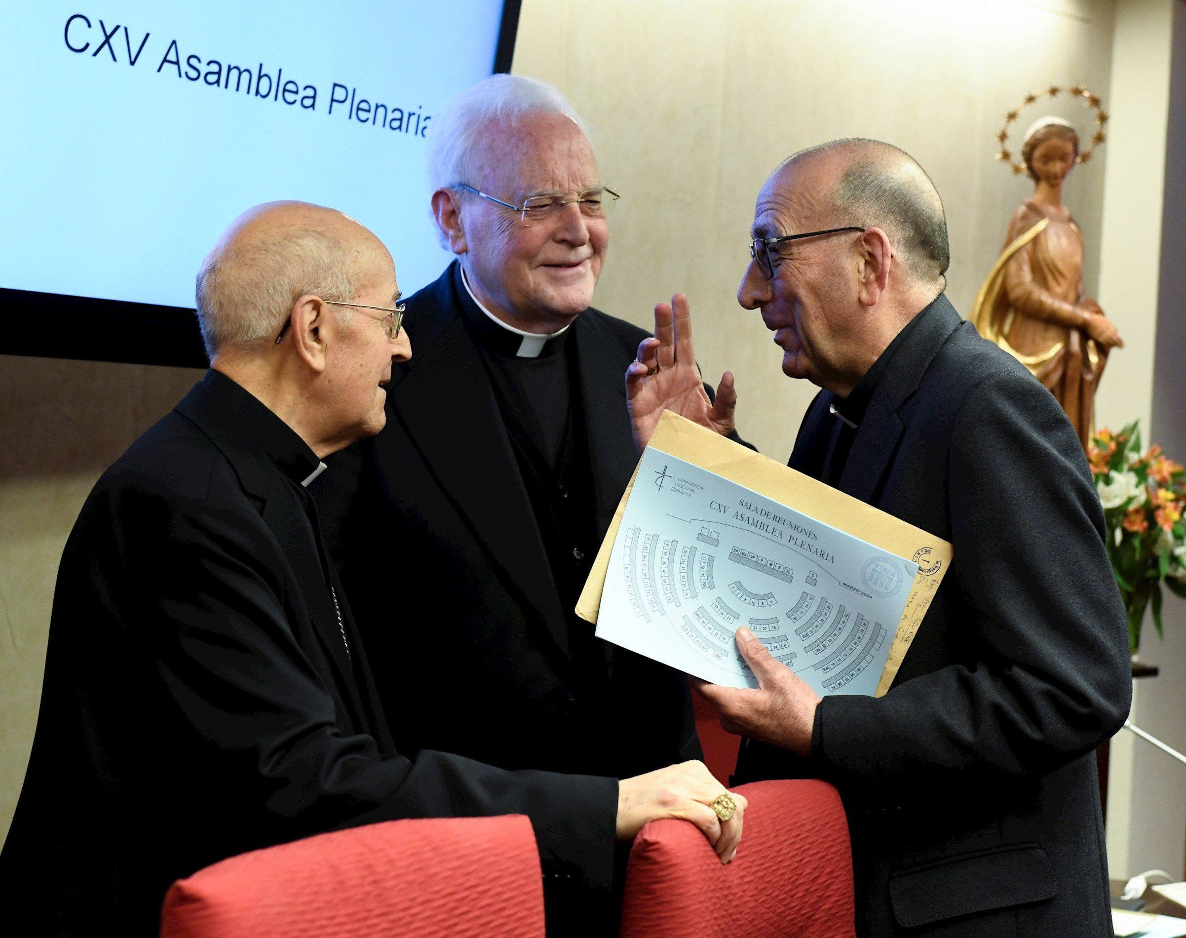 La Iglesia española pide respeto por la decisión de huir del rey emérito