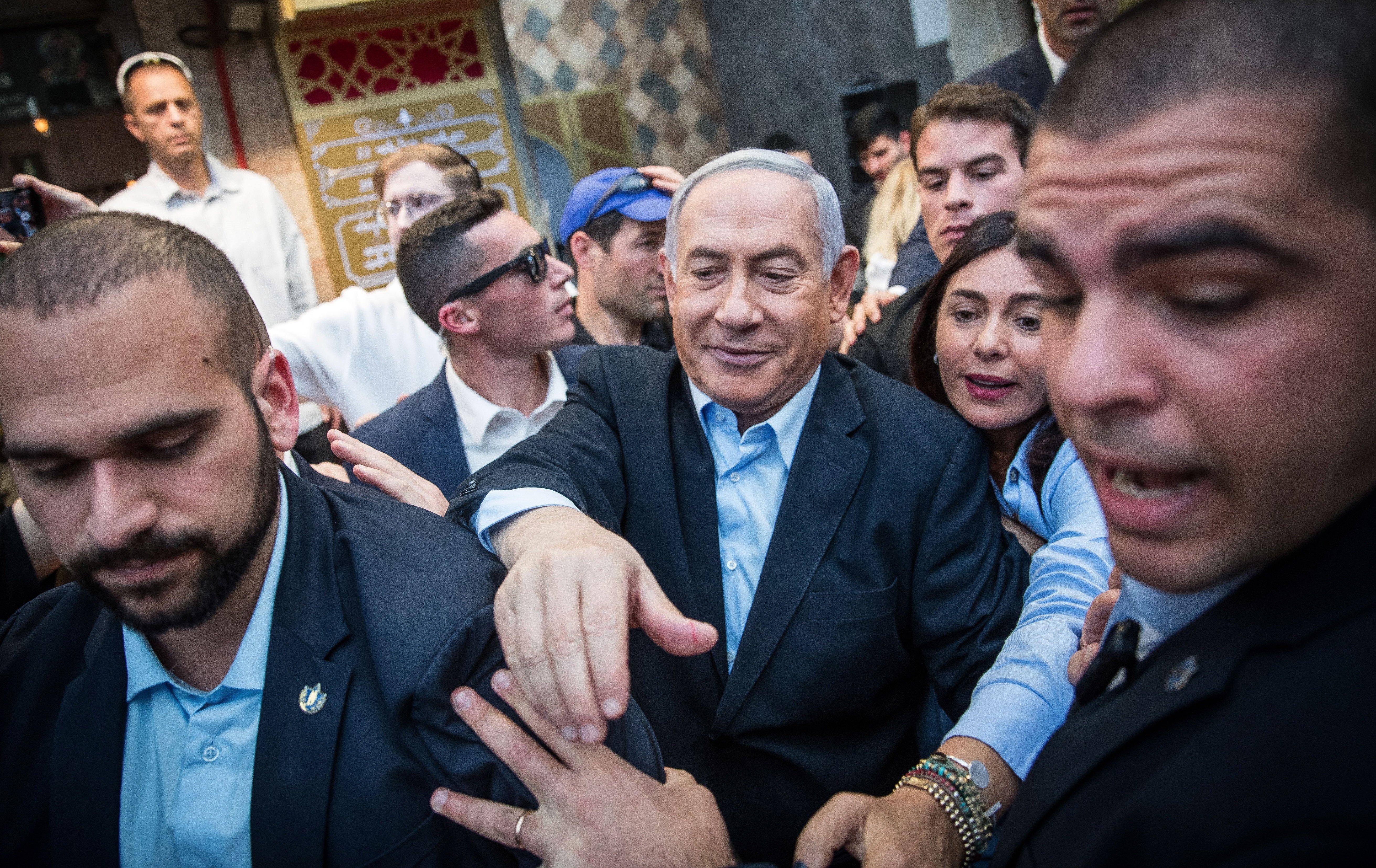 Netanyahu adelanta a Gantz y roza la mayoría, según sondeos a pie de urna