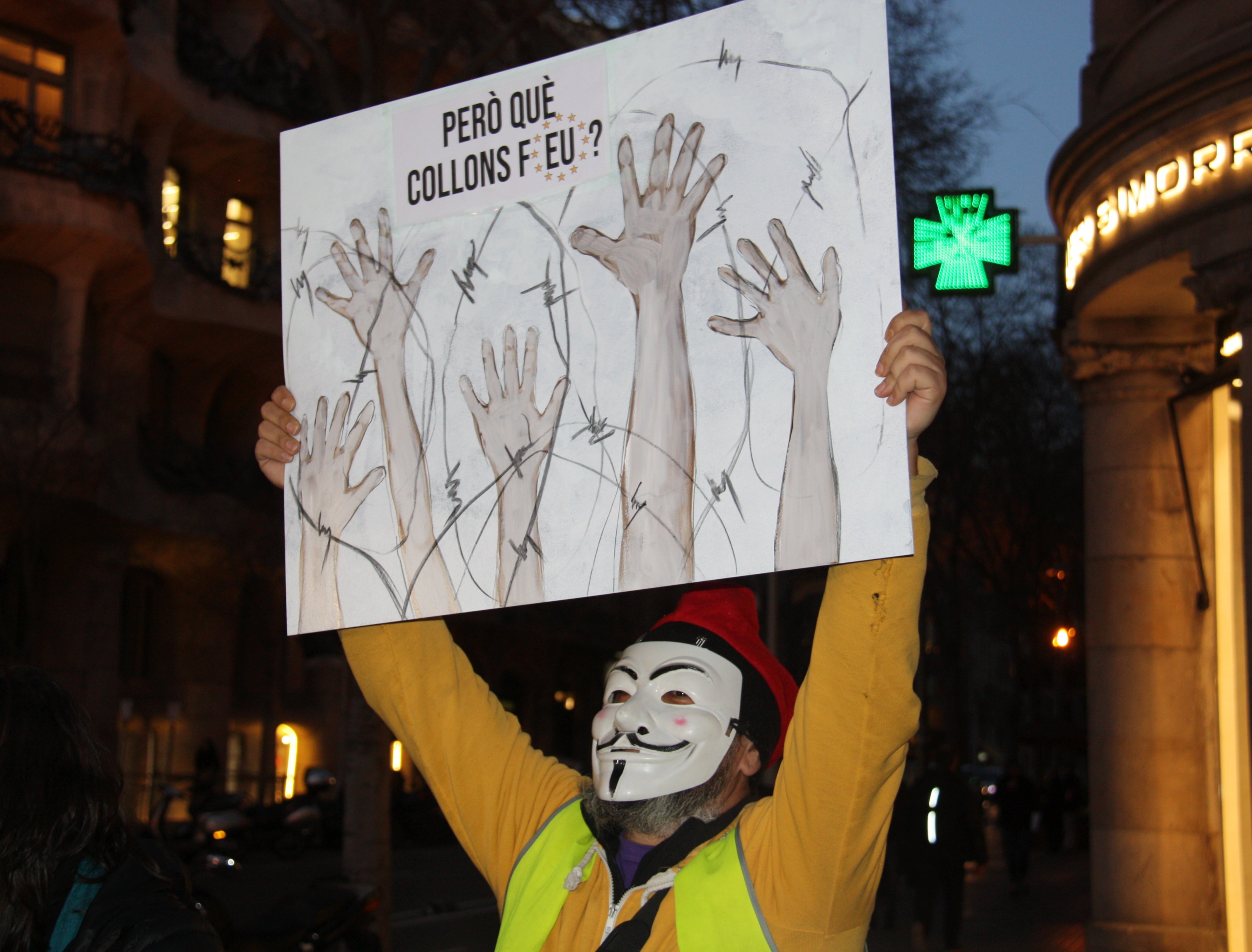 Protesta en la sede de la UE en Barcelona por la violencia contra los refugiados