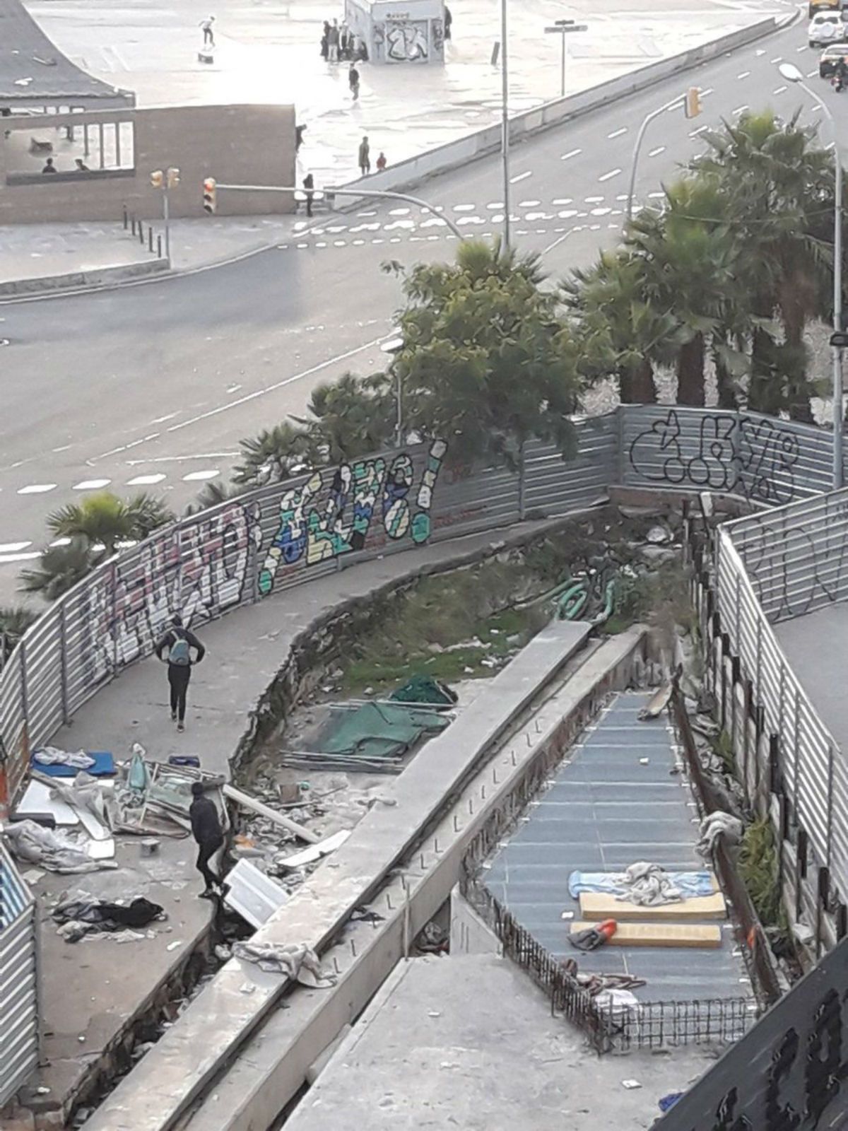 Las obras del AVE en Sants, un refugio de sin techo que molesta a los vecinos