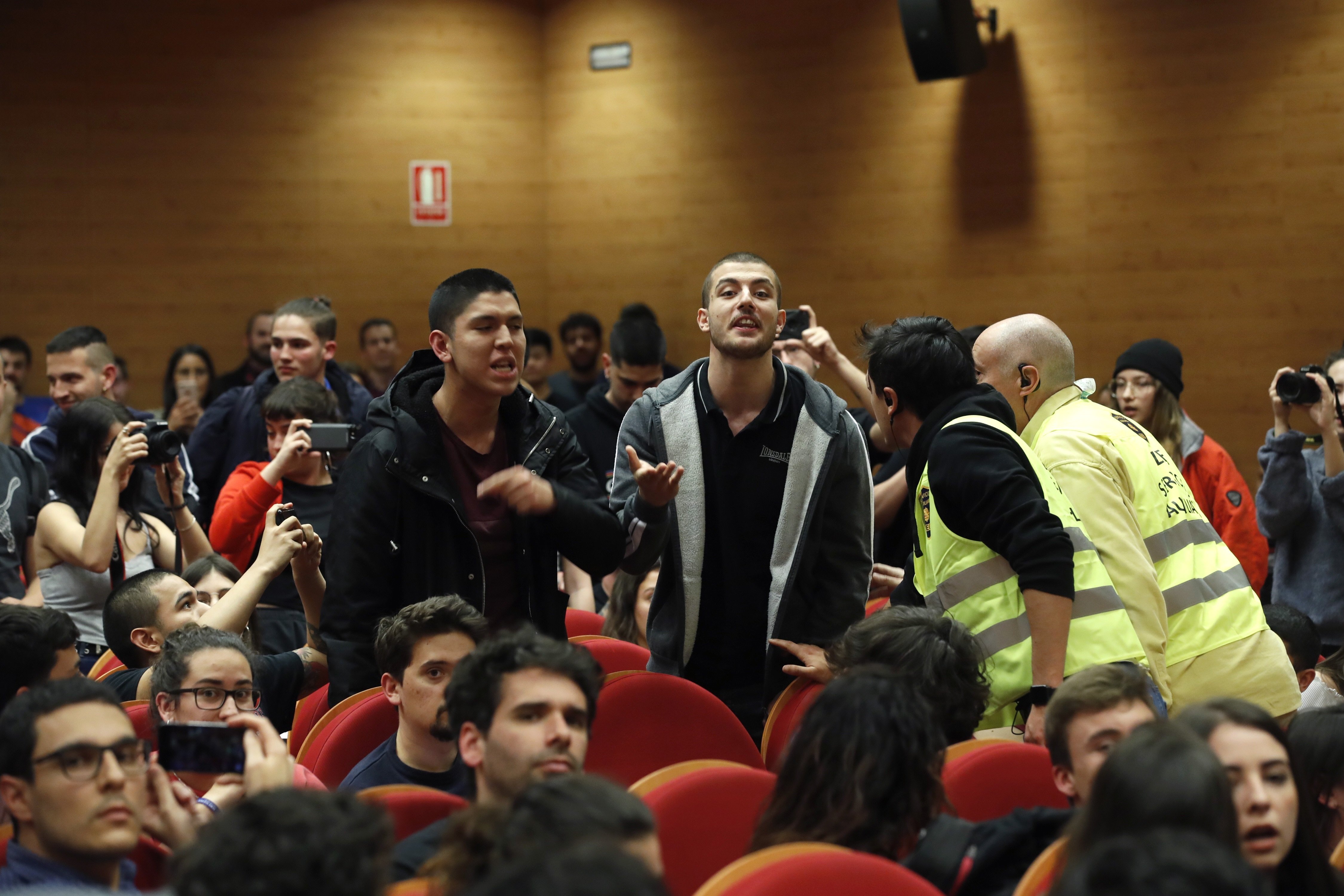 VÍDEO| Primer escrache a Iglesias desde que es vicepresidente (allí daba clases)