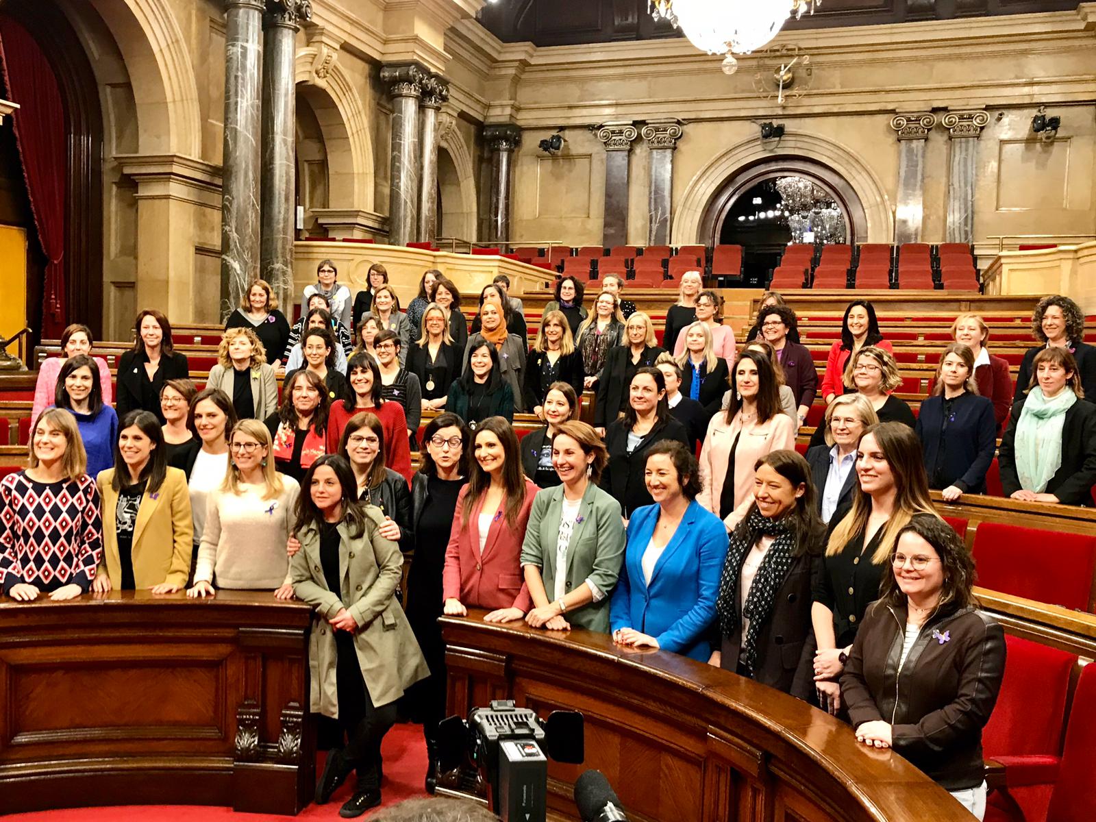 Las 59 diputadas del Parlament reivindican el Día de la Mujer