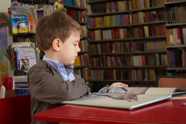 niño leyendo unsplash