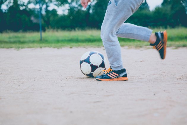 niño fútbol unsplash