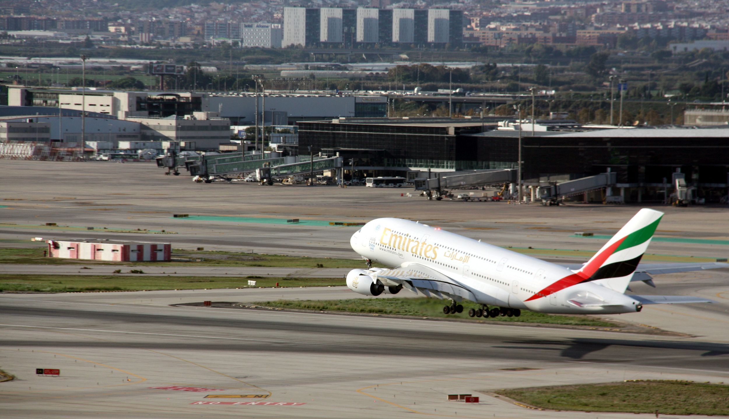 El Prat torna a créixer més que Barajas per 13è mes consecutiu