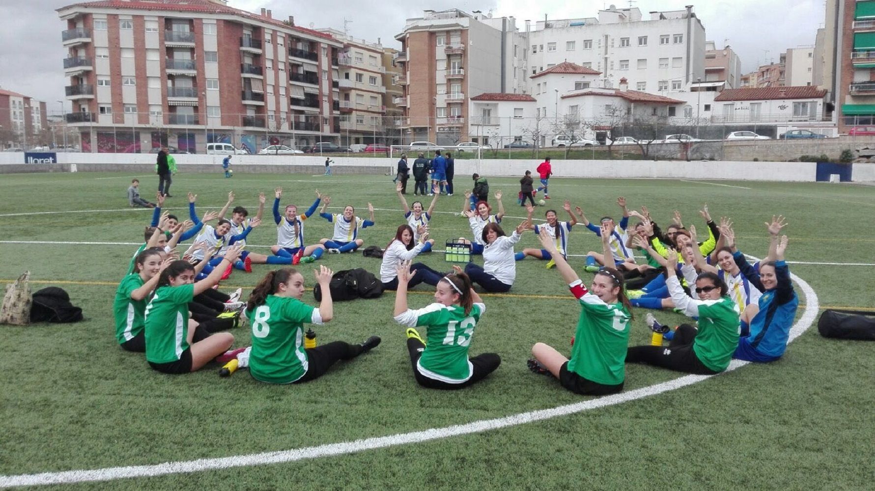 Un partit femení, suspès pels insults i la força de dos equips de veterans
