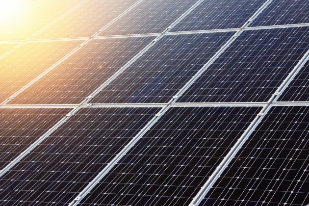 plaques solars contaminacio sostenibilitat PIXABAY