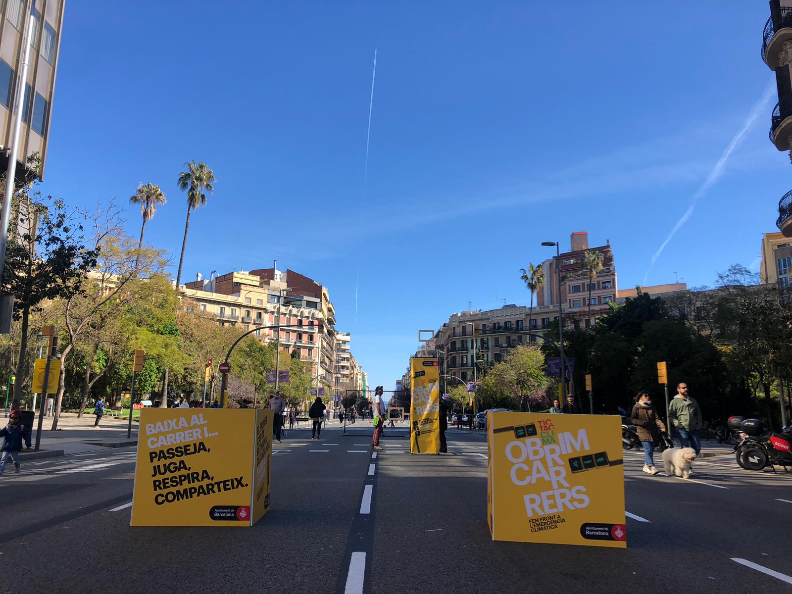 La calle Aragó cambia coches por actividades en la calle