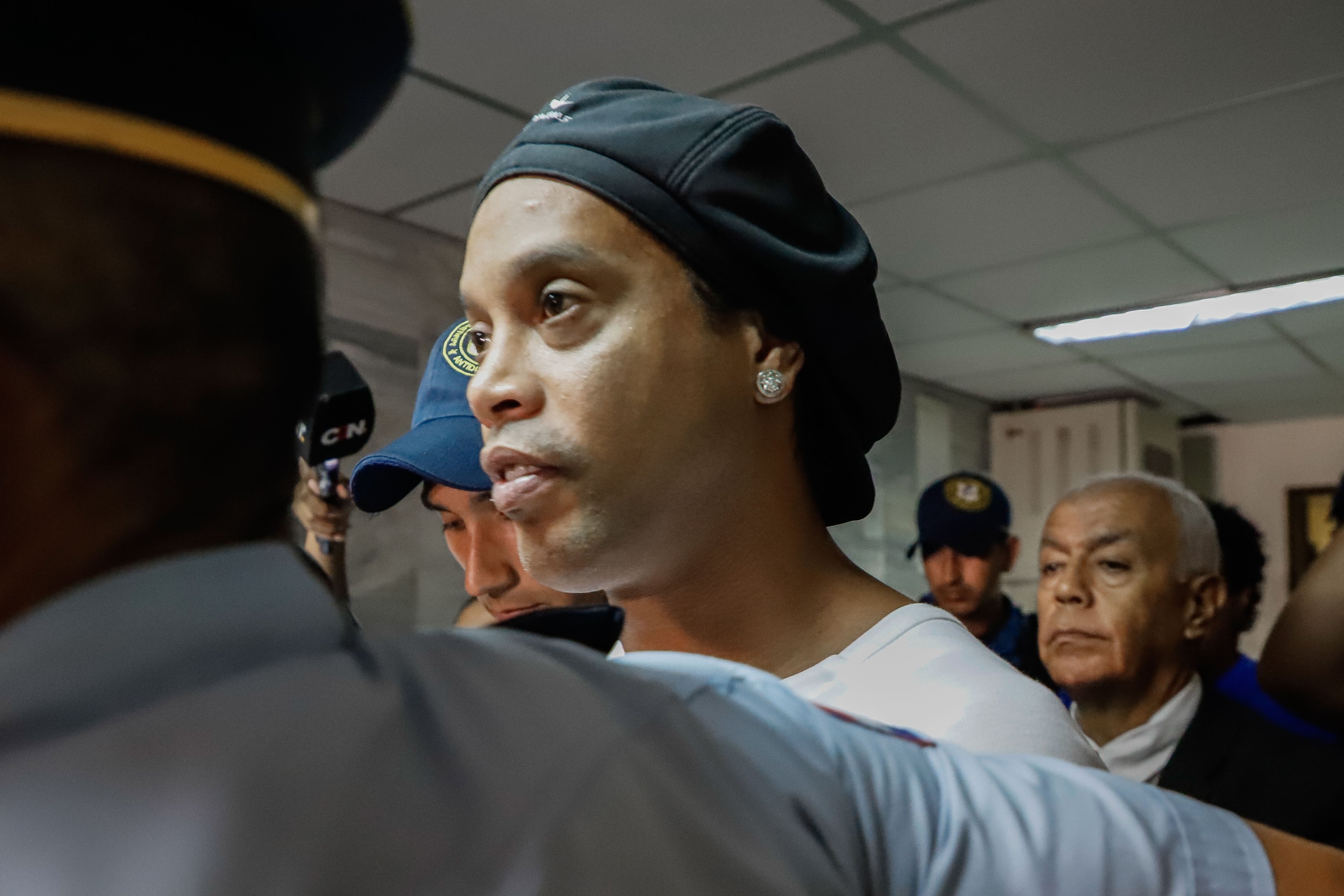 Ronaldinho es tildado de "tonto" por su propio abogado