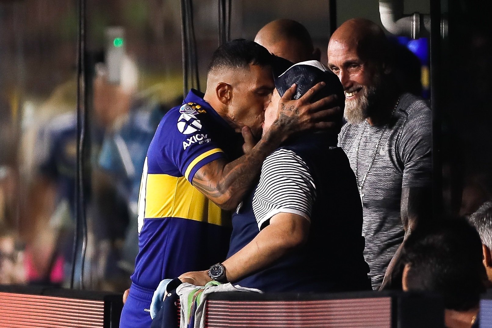 El petó entre Maradona i Tévez que fa embogir l'Argentina