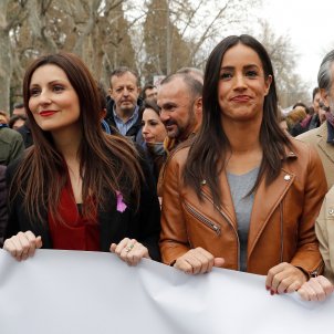 VÍDEO| Roldán se marcha a Madrid y las feministas la abuchean: "Fuera fascistas"