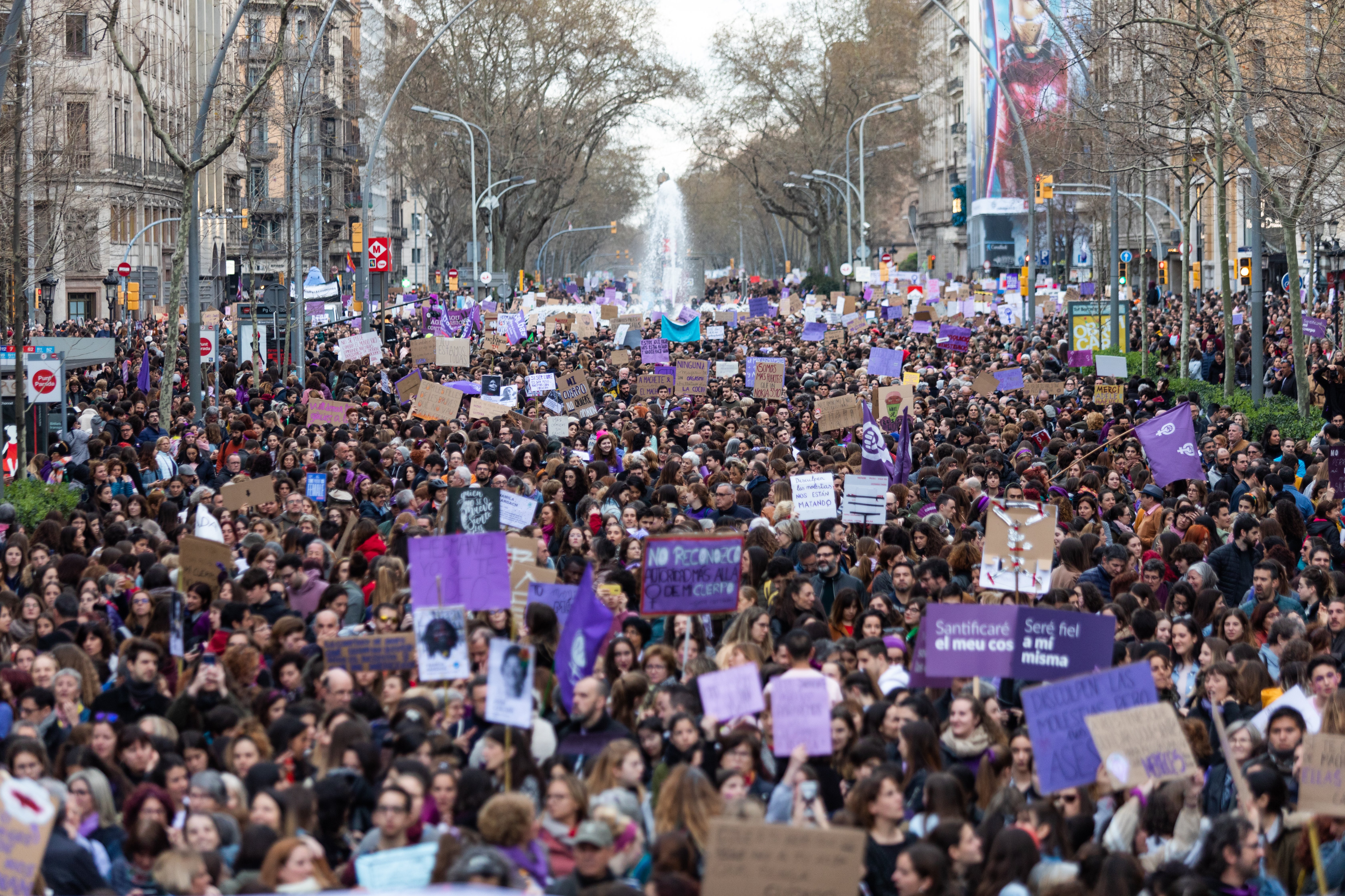 Multitudinaria manifestación feminista en Barcelona