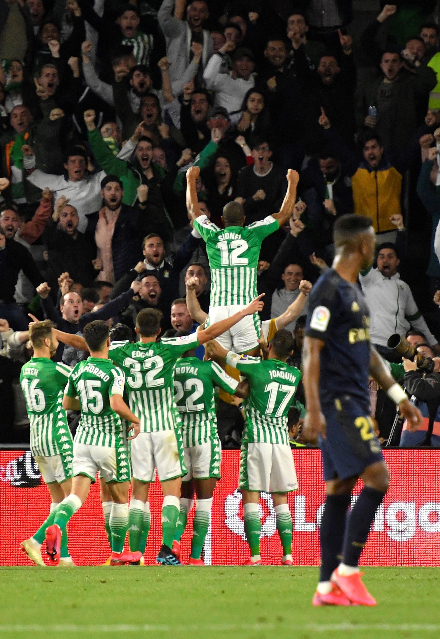 El Betis noquea al Madrid y el Barça es el nuevo líder (2-1)