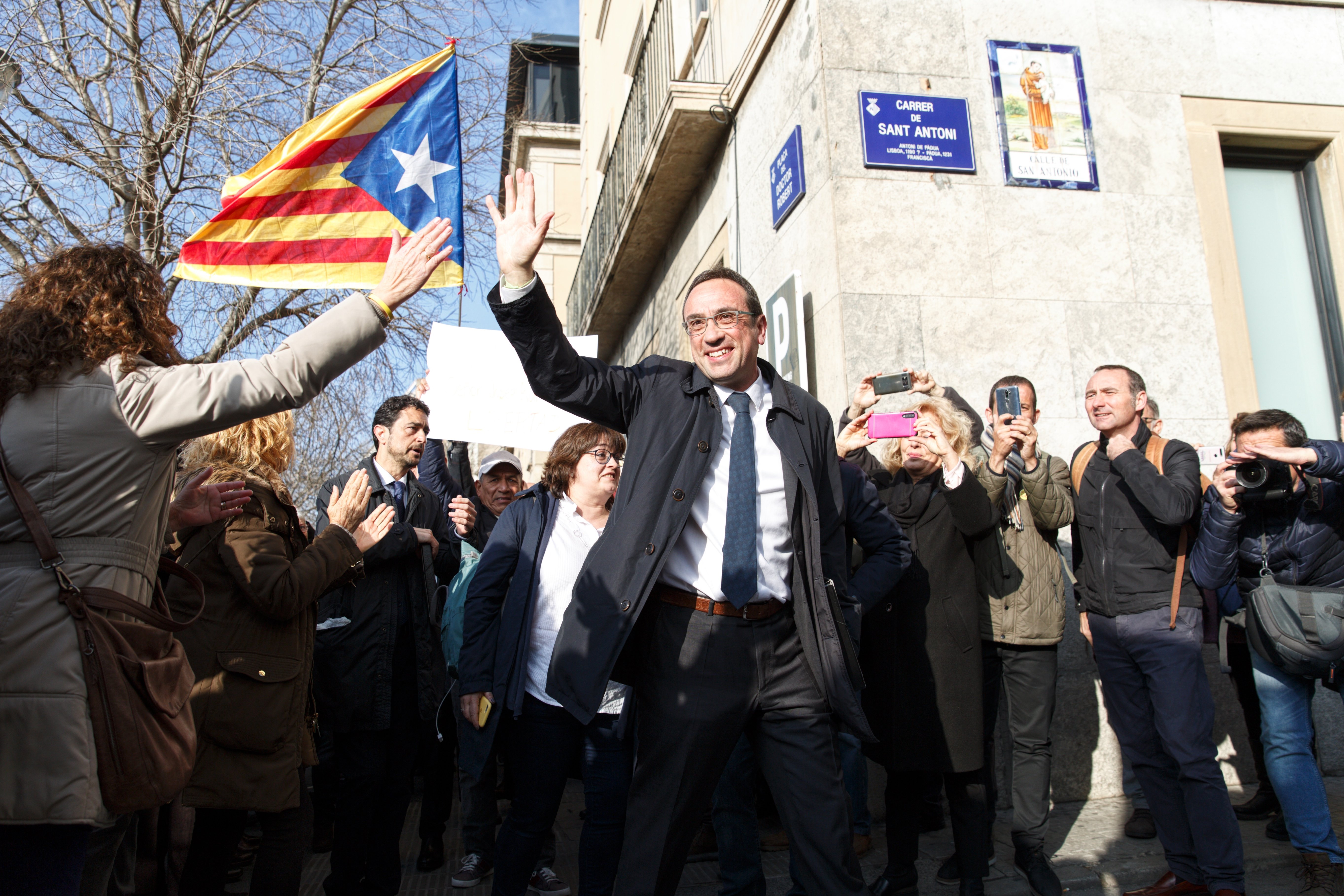 Cries of "Liberty!" for Catalan prisoner Josep Rull at start of work leave