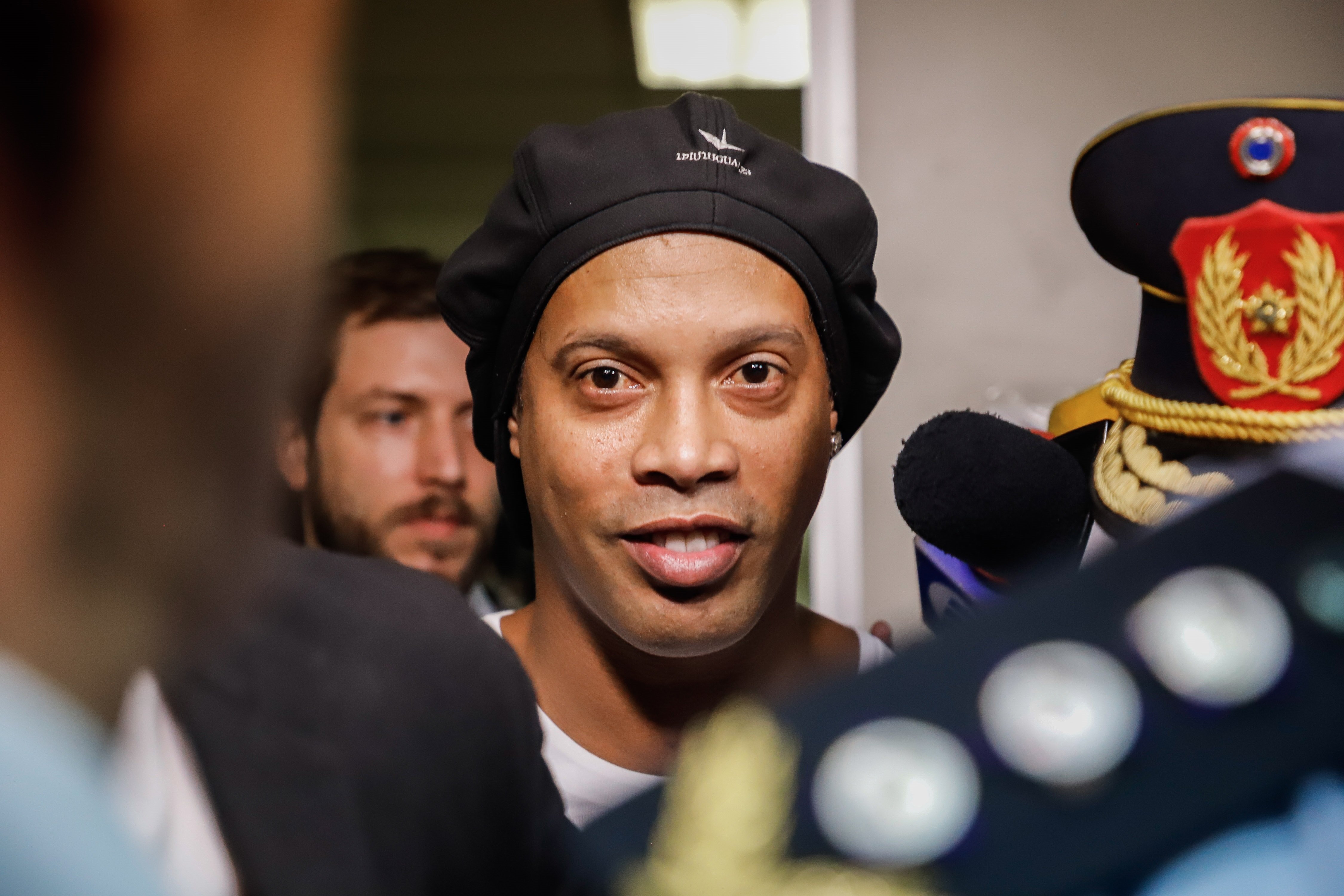 La primera xocant imatge de Ronaldinho dins la presó